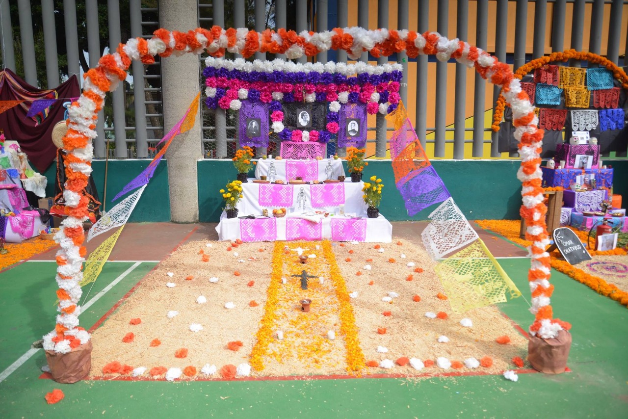 Altar de alumnos en la cancha