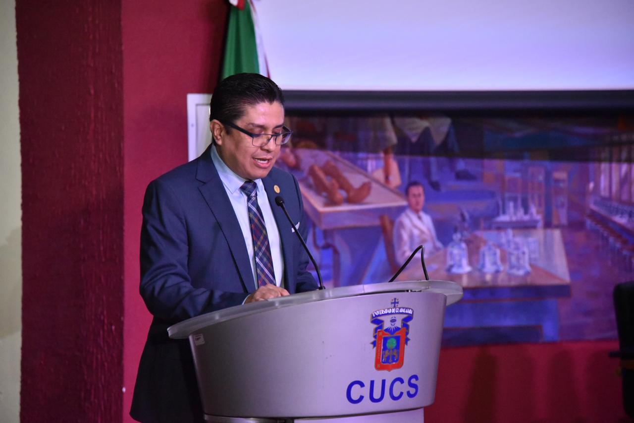 Rector CUCS dando mensaje en pódium