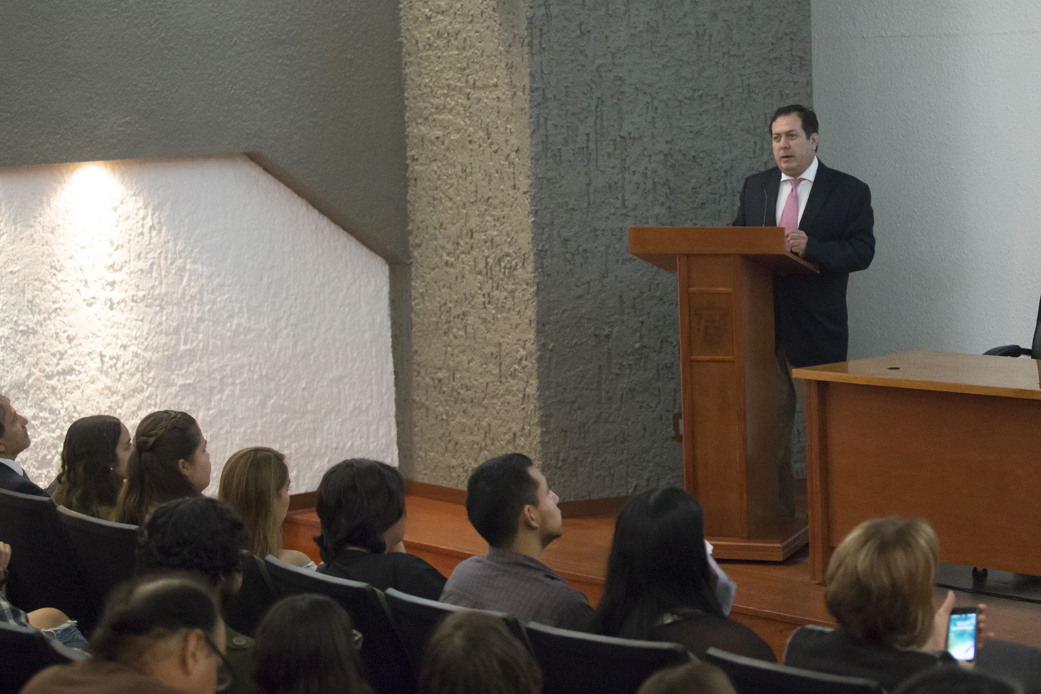 Dr. Juan Enrique Bargalló Rocha dictando la primera conferencia