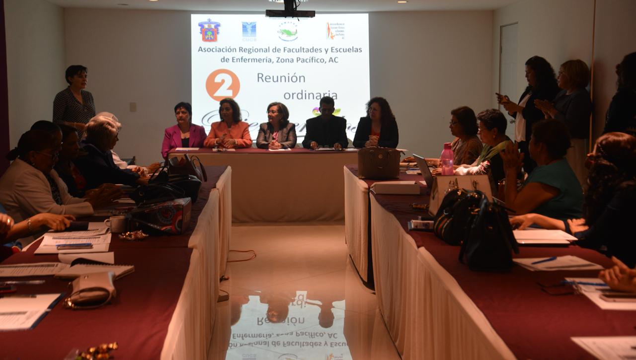 Vista del salón, miembros del presídium al fondo y asistentes a los costados