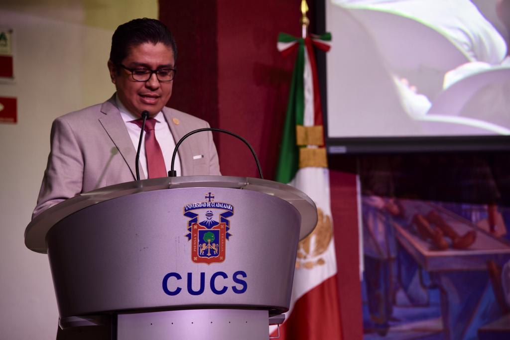 Rector CUCS ofreciendo mensaje en pódium
