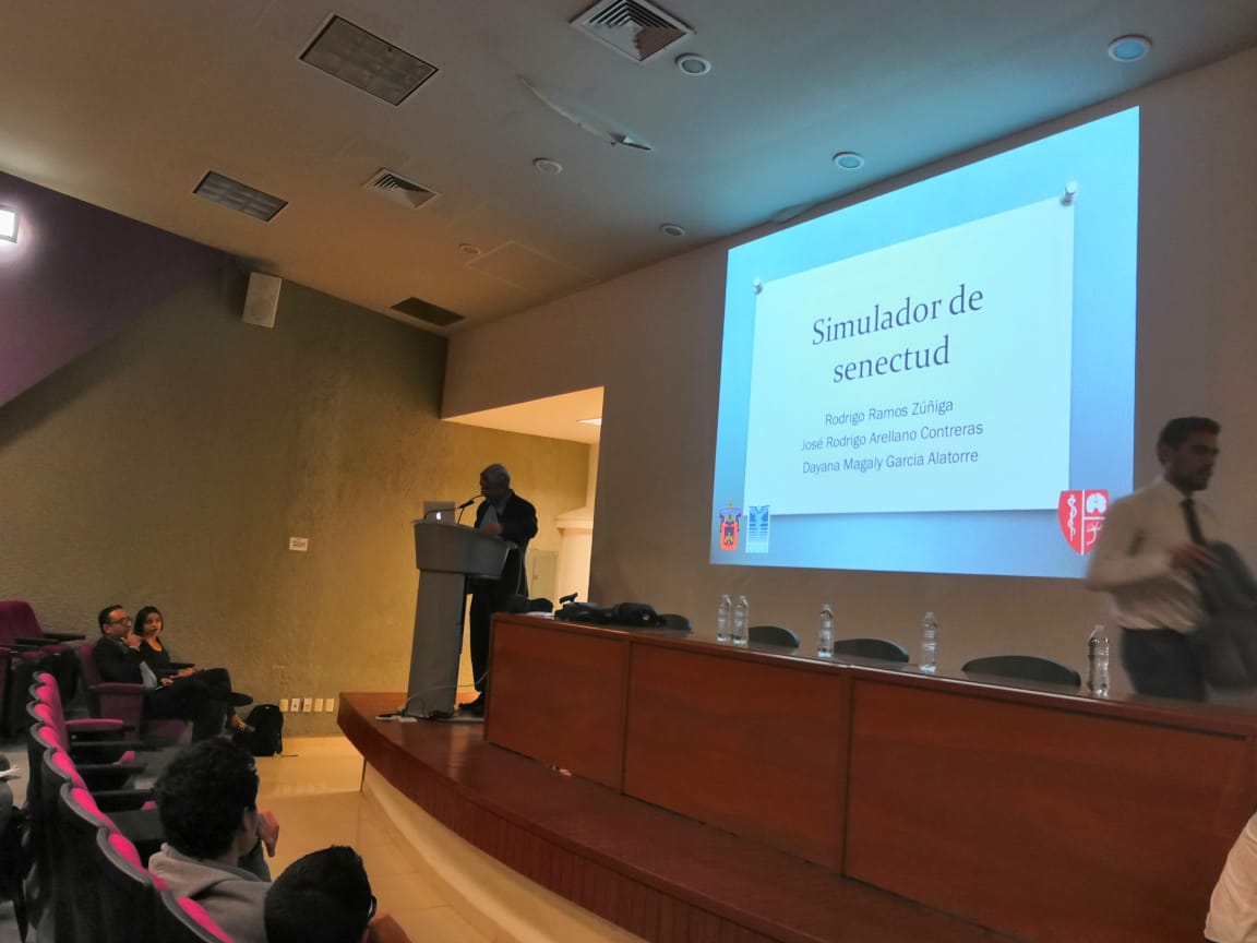 Conferencista en podium y diapositiva 2