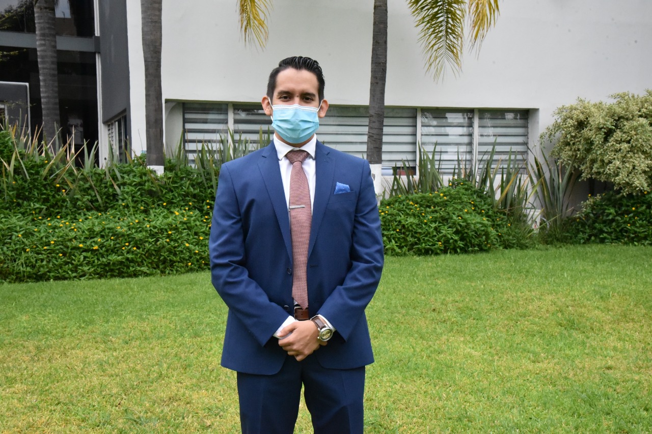 Nuevo coordinador de la carrera de TSU en Terapia Física, posa para la foto en jardín de Rectoría