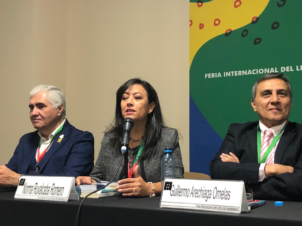 Dra Norma Ruvalcaba al micrófono en el presídium