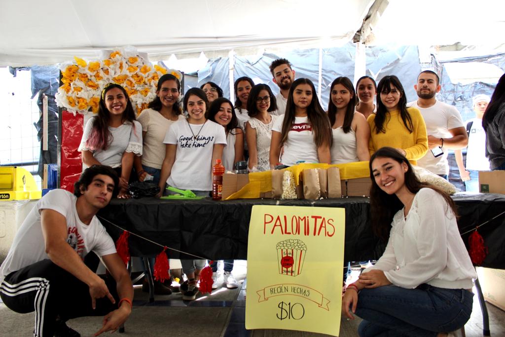 Alumnos atendiendo stand de jicaleltas