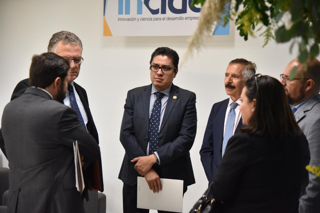 Rector CUCS en plática informal con funcionarios e investigadores previo a la inauguración del evento