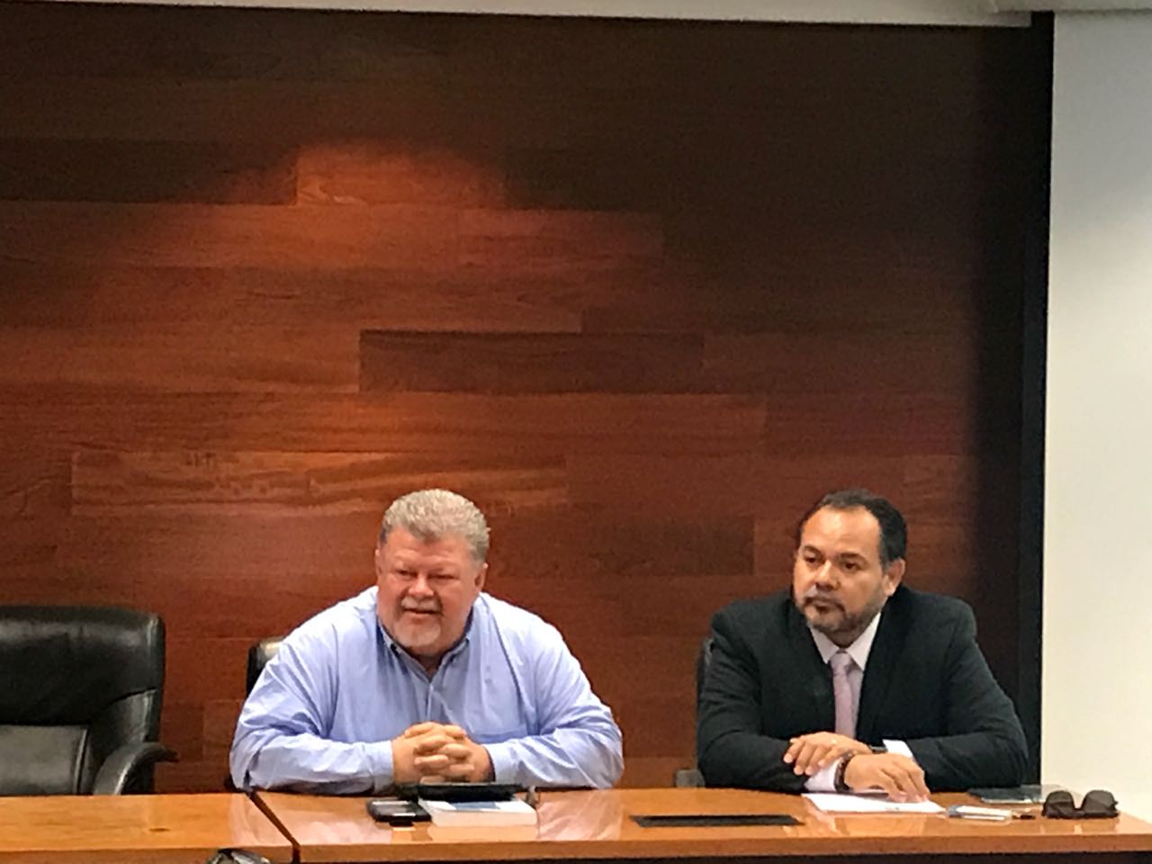 Dr. García y Dr. Navarro escuchando preguntas del auditorio