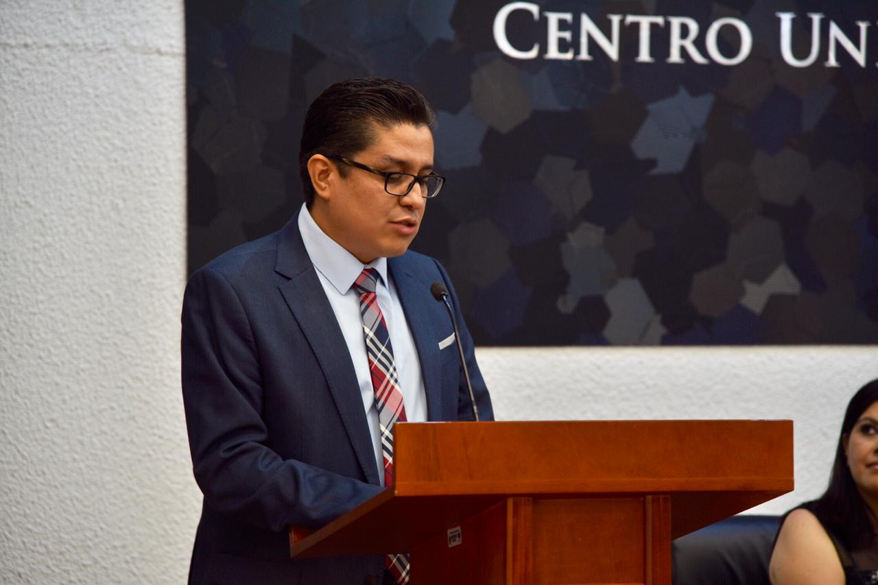 Rector del CUCS ofreciendo mensaje a graduados