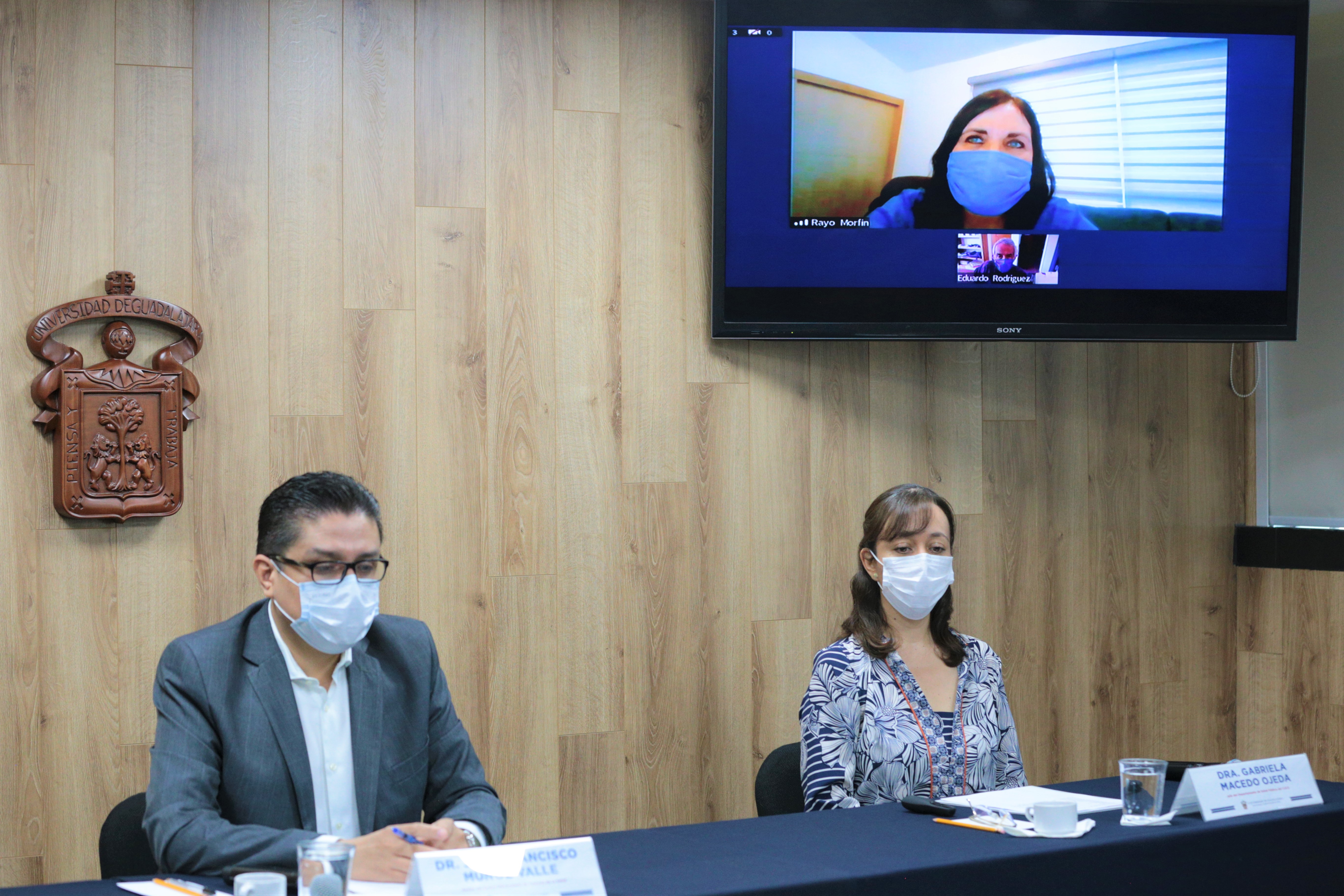 Miembros del presídium y en la pantalla la Dra. Rayo Morfín