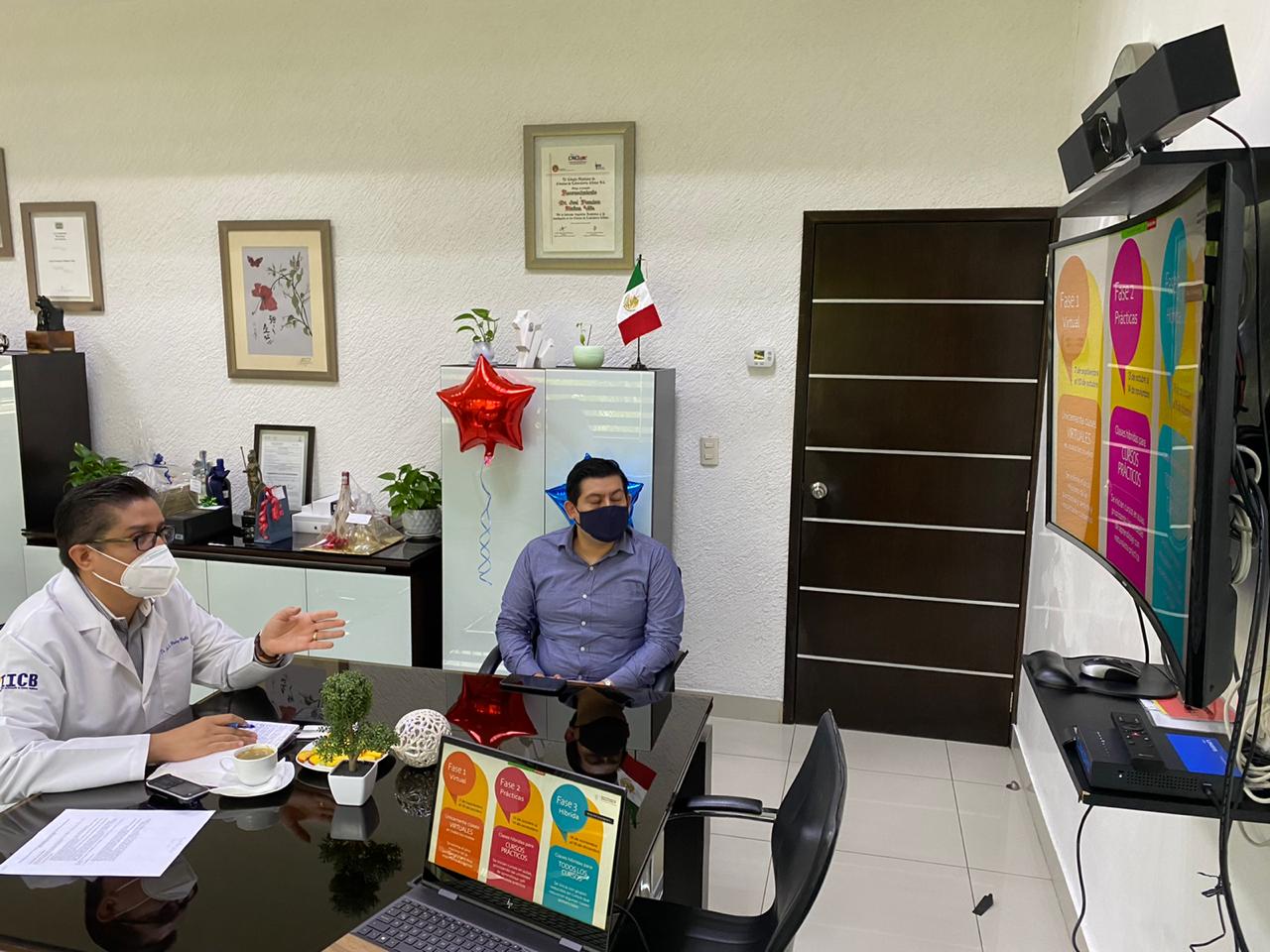 Rector del CUCS dirigiendo mensaje de bienvenida a alumnos primer ingreso calendario 2020 B. toma de lado
