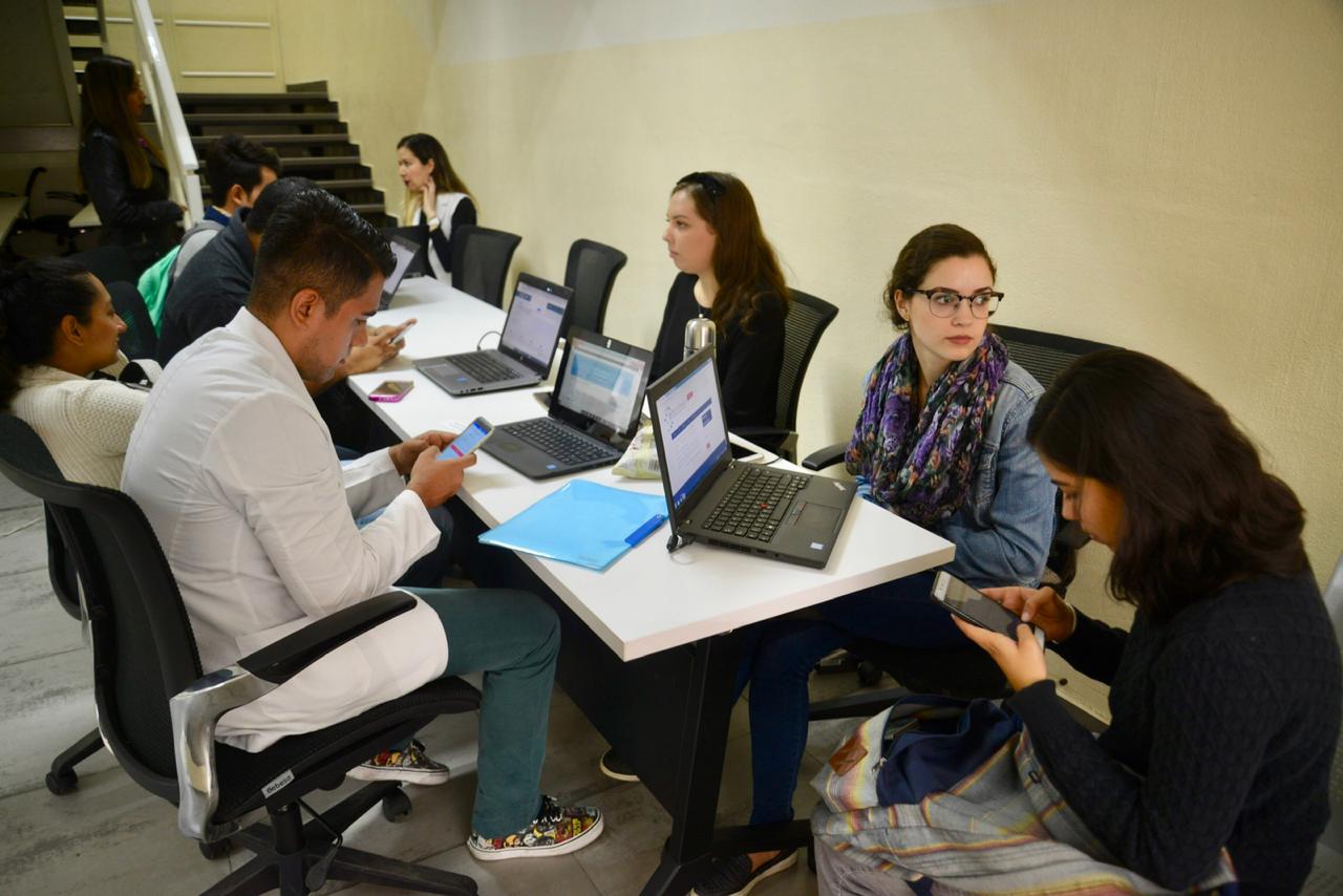 Postulantes registrando su código QR en sus celulares