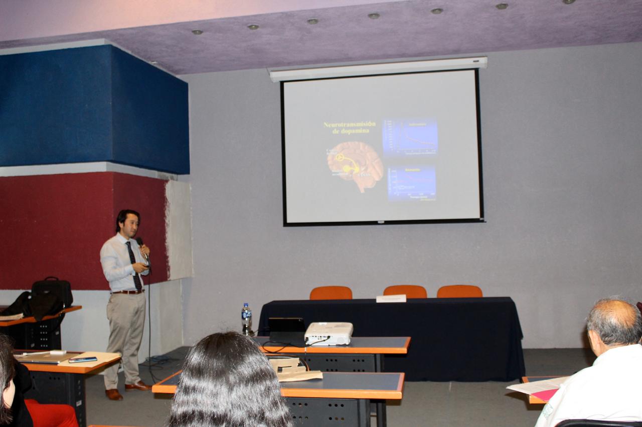 Paidopsiquiatra del IMSS exponiendo una diapositiva durante su conferencia