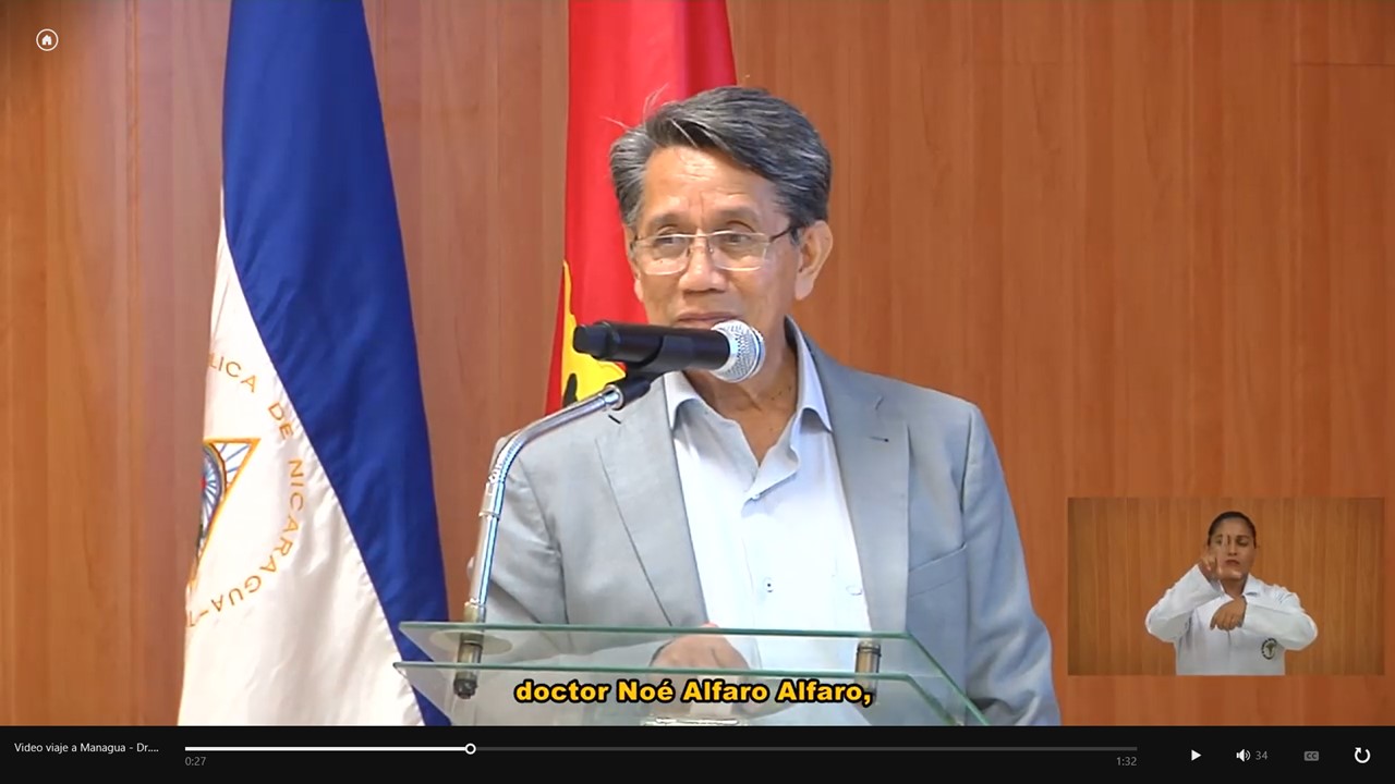 Dr. Noé Alfaro impartiendo curso, toma de cerca