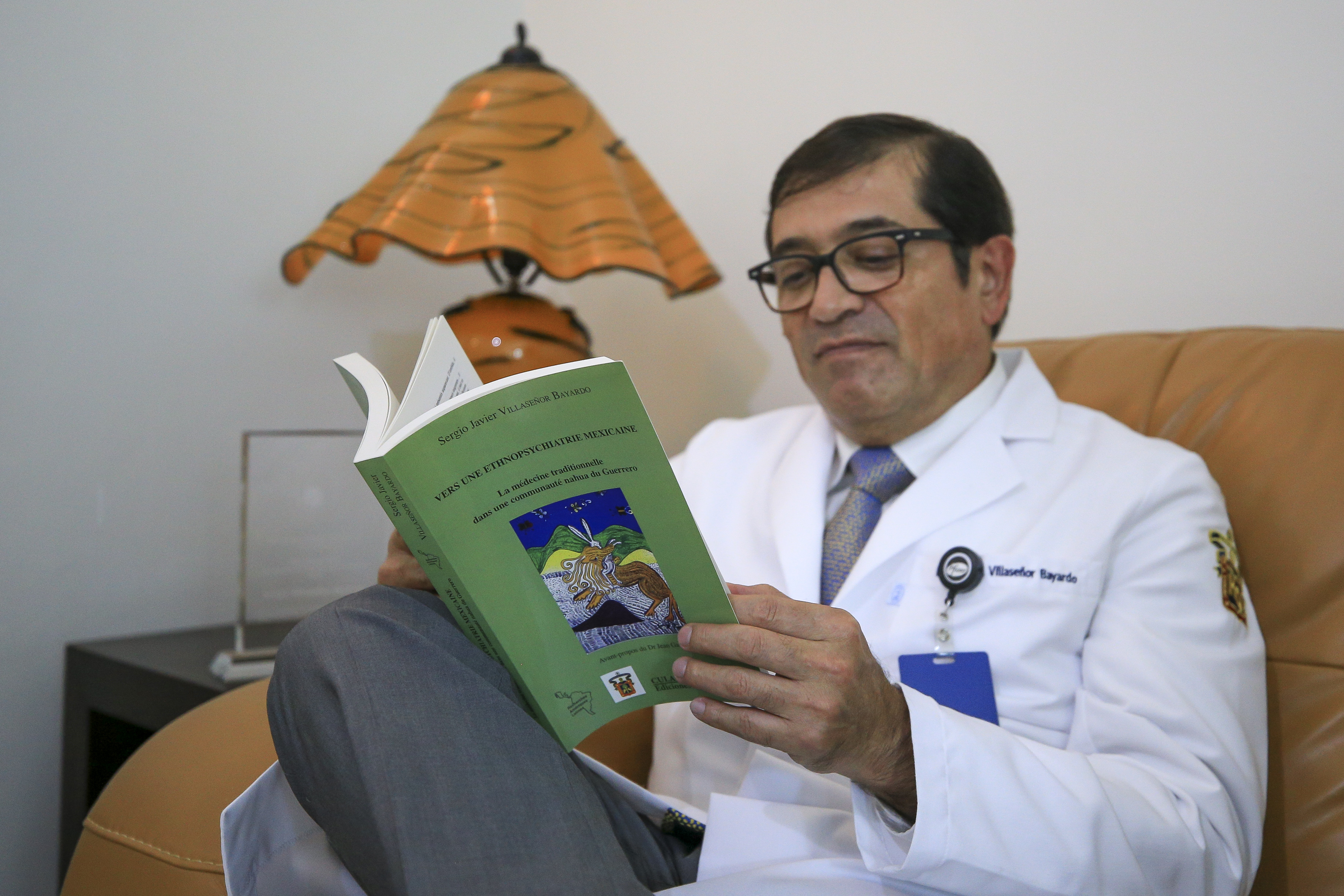 Dr. leyendo su libro