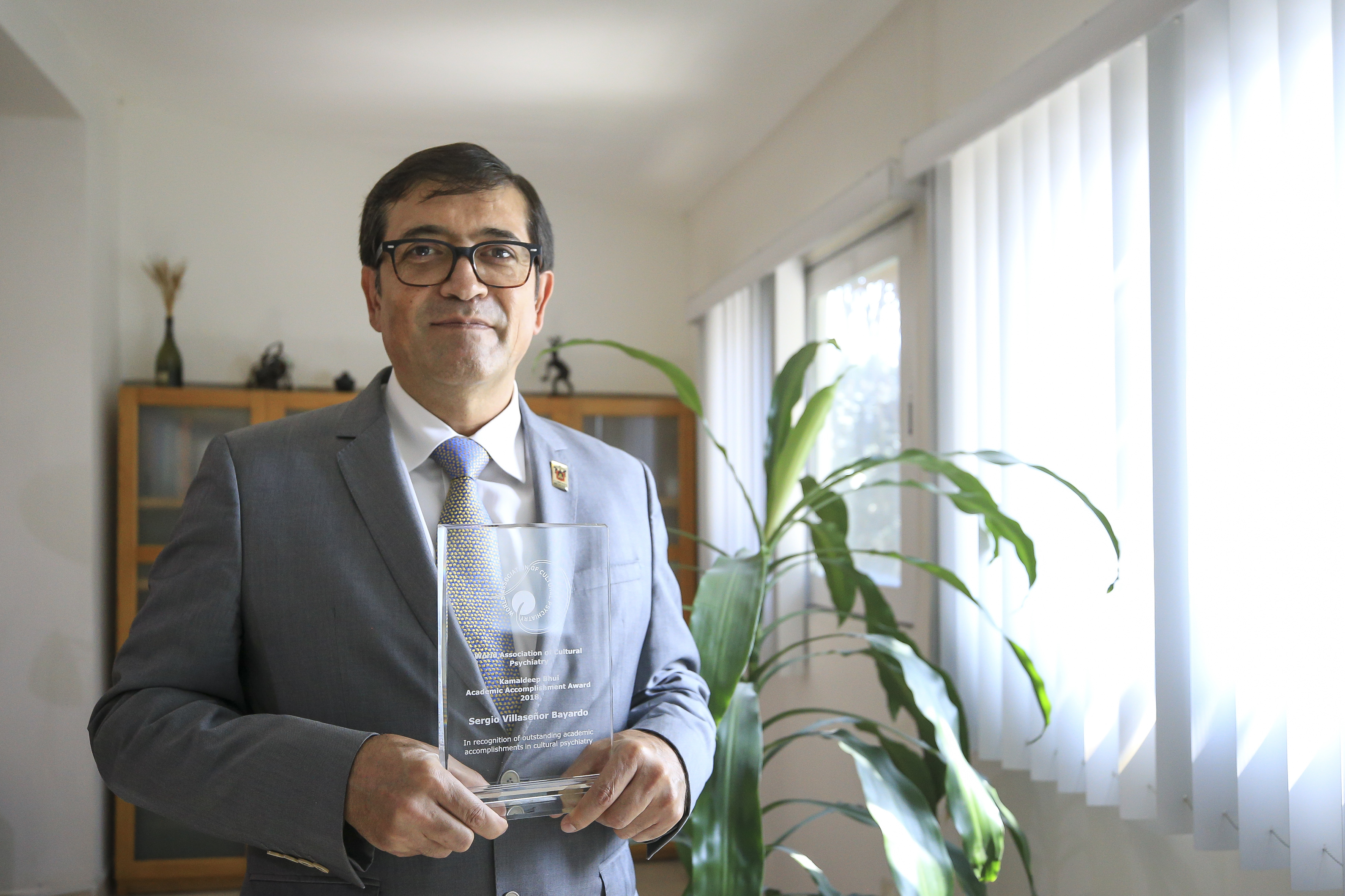 Dr. exhibe su premio