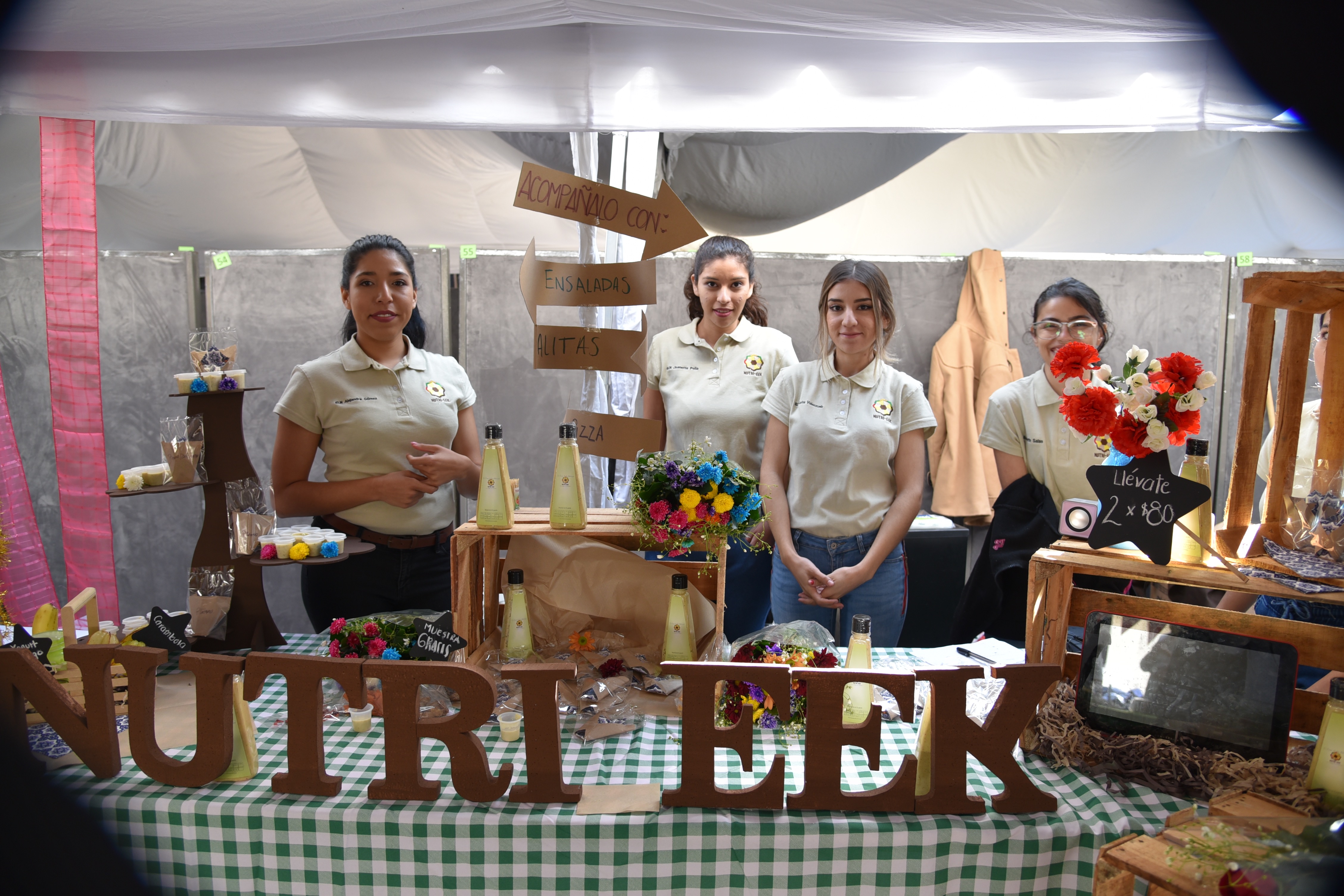 Alumnos exhiben su producto y el nombre de su marca en su stand