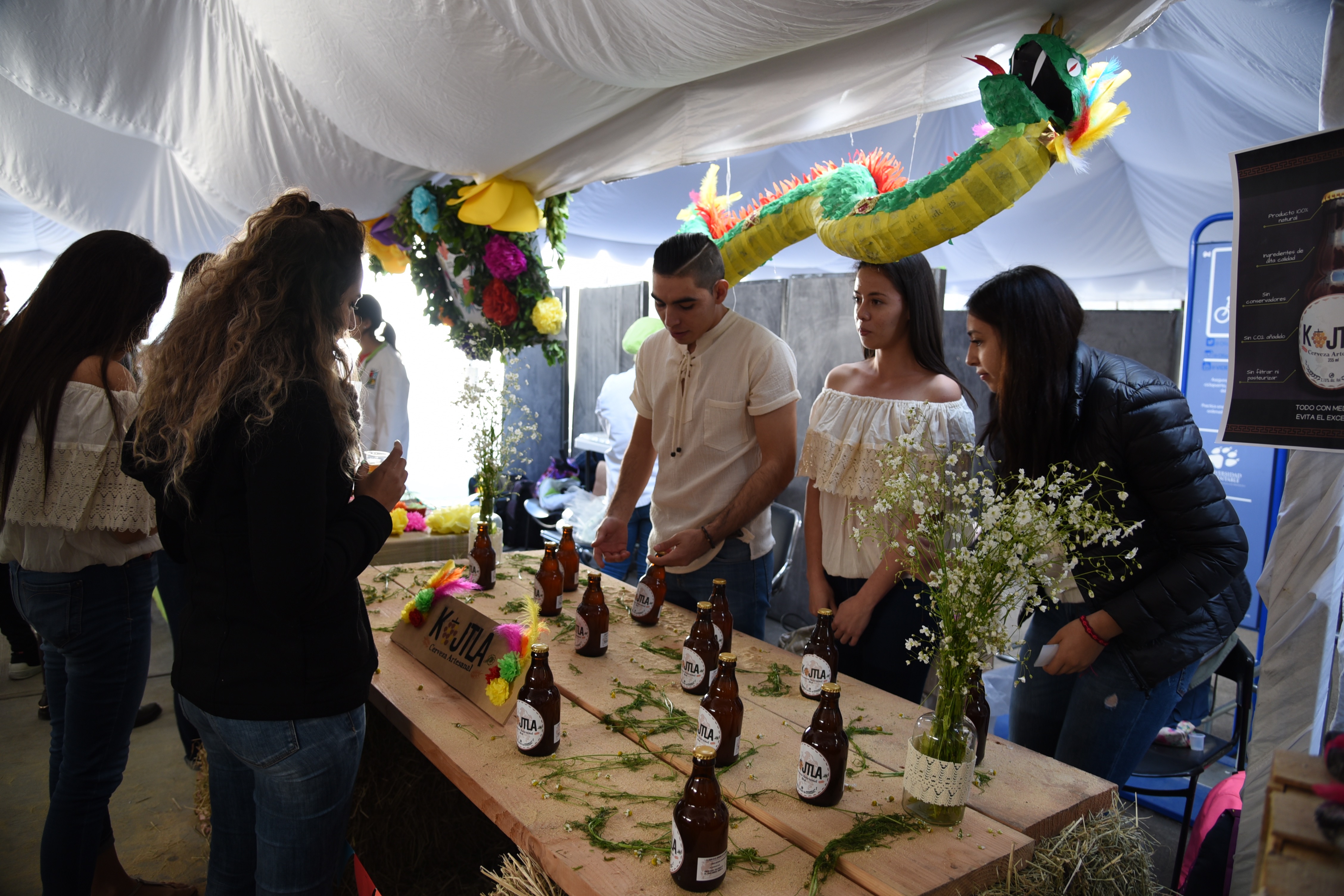 Alumnos venden su producto en stand