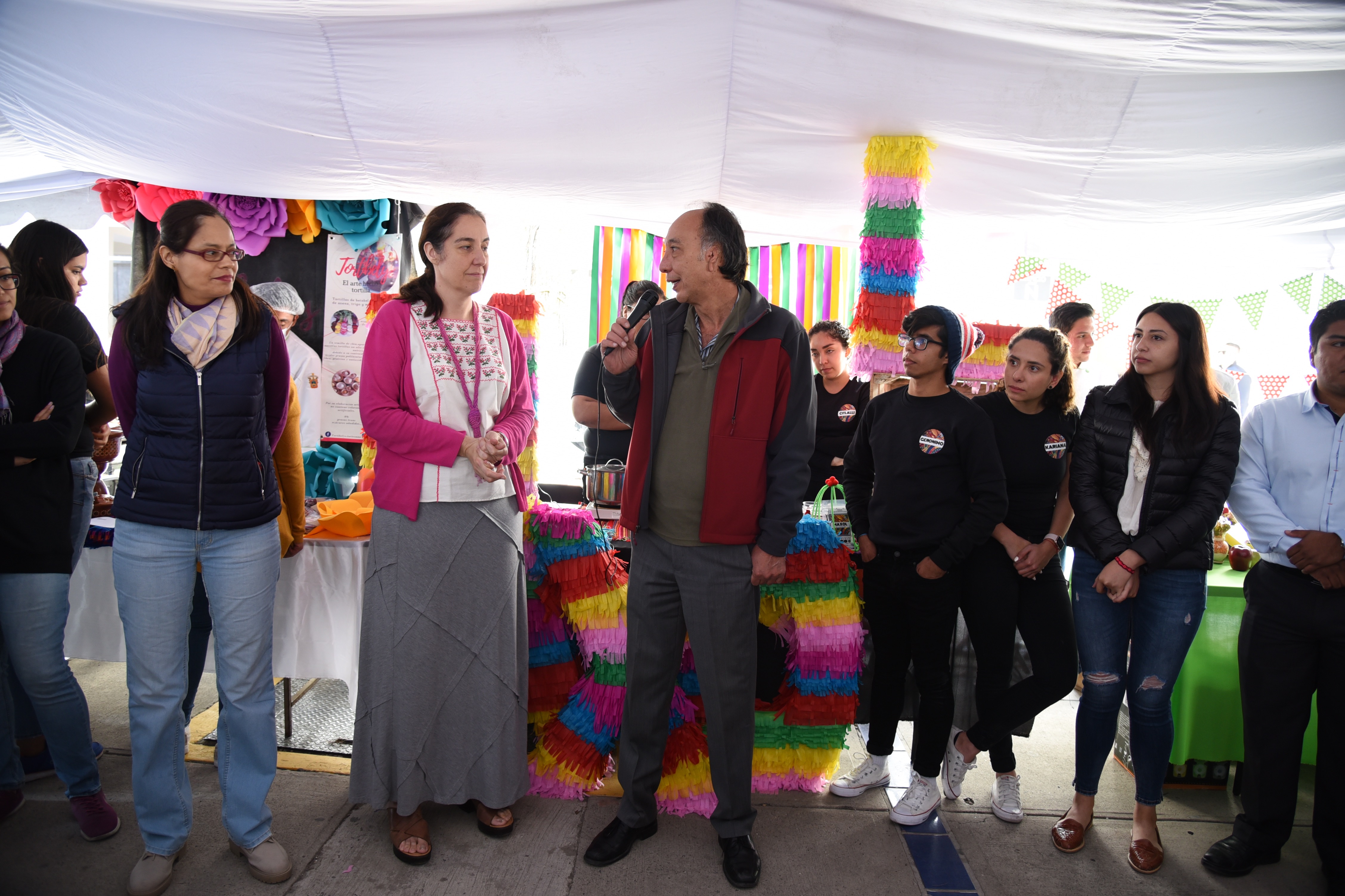 Dr. Osmar Matsui dando palabras de bienvenida a la Expo