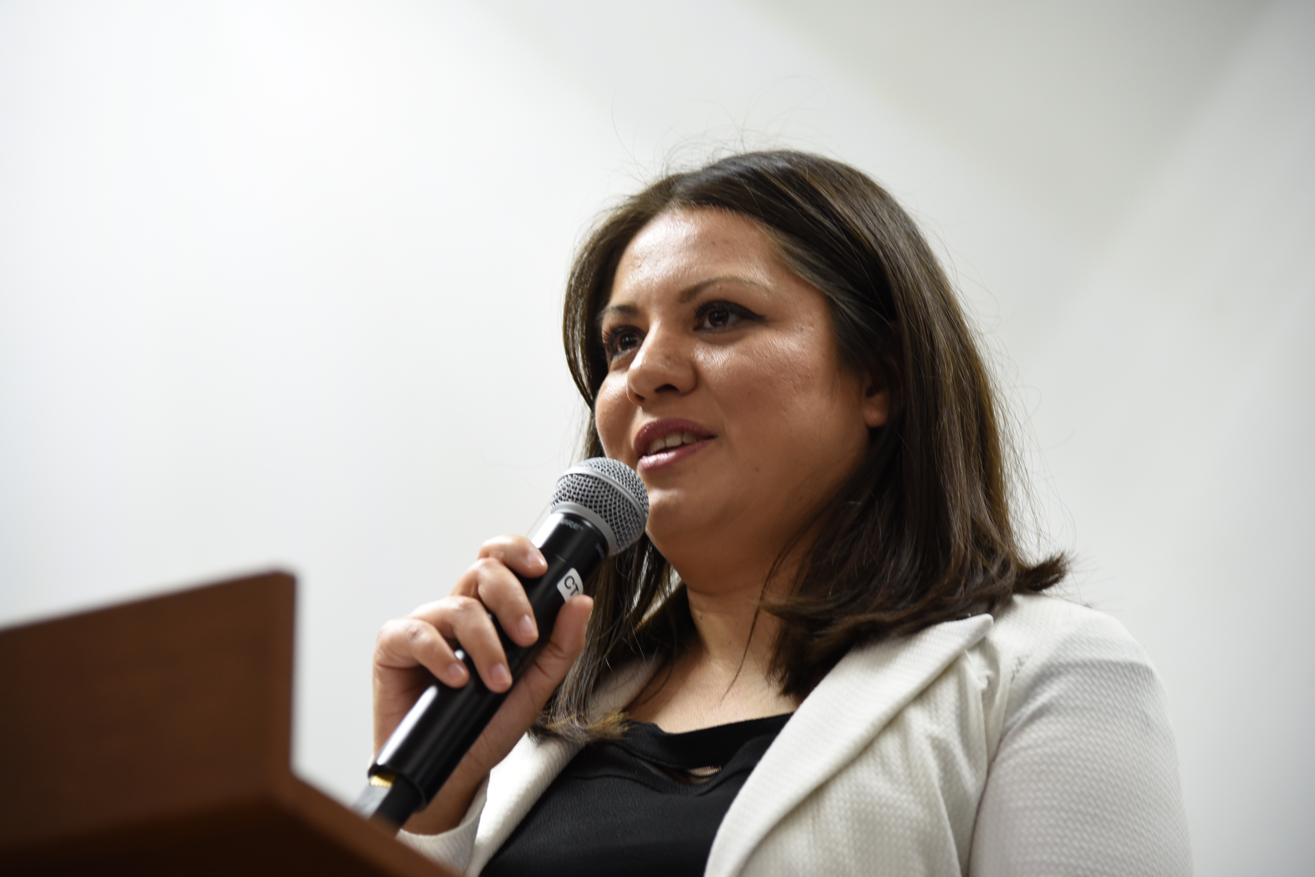 Mtra. Fabiola Macías ofreciendo palabras durante el acto inaugural