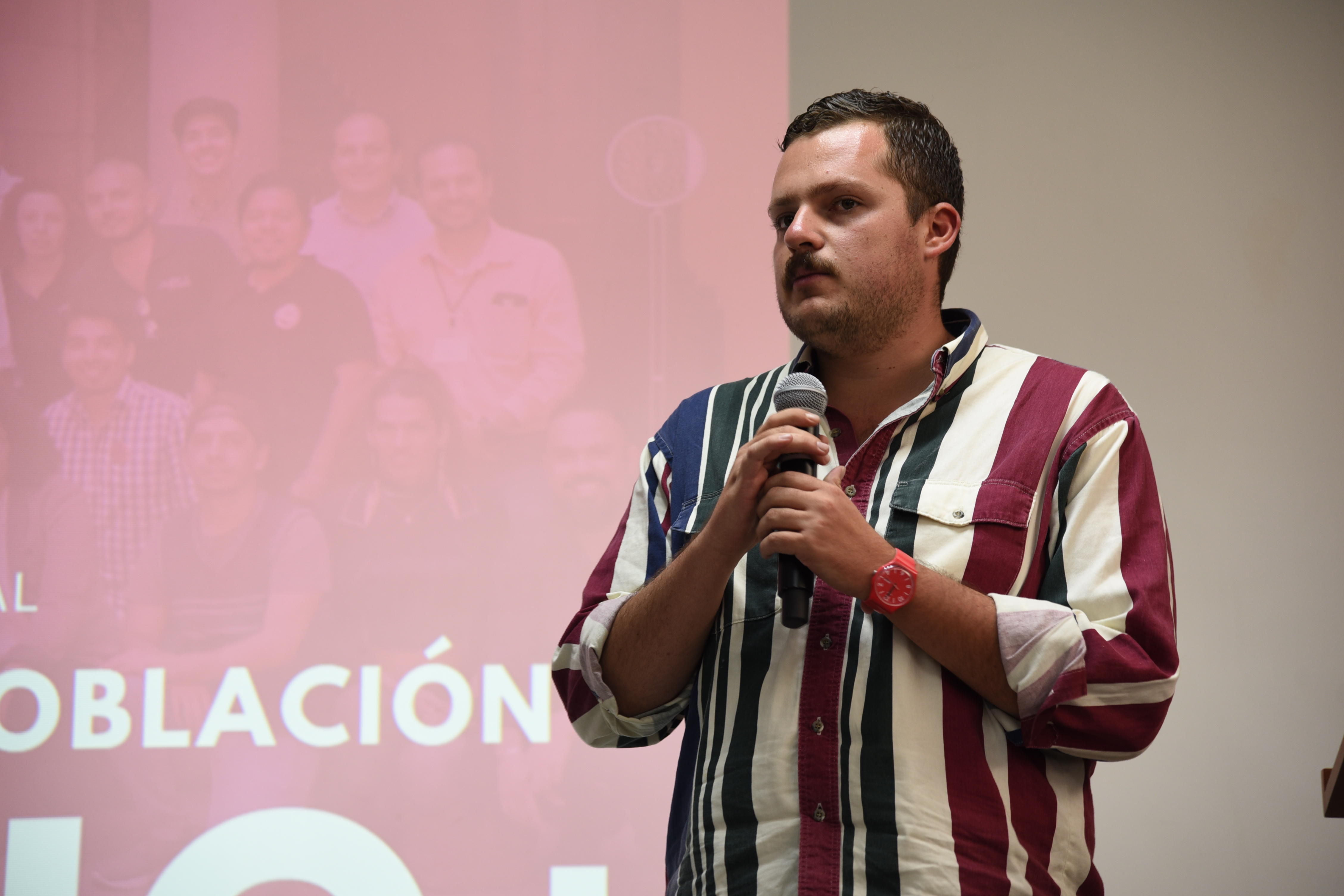 Mtro. Andrés Treviño impartiendo conferencia fuera del pódium