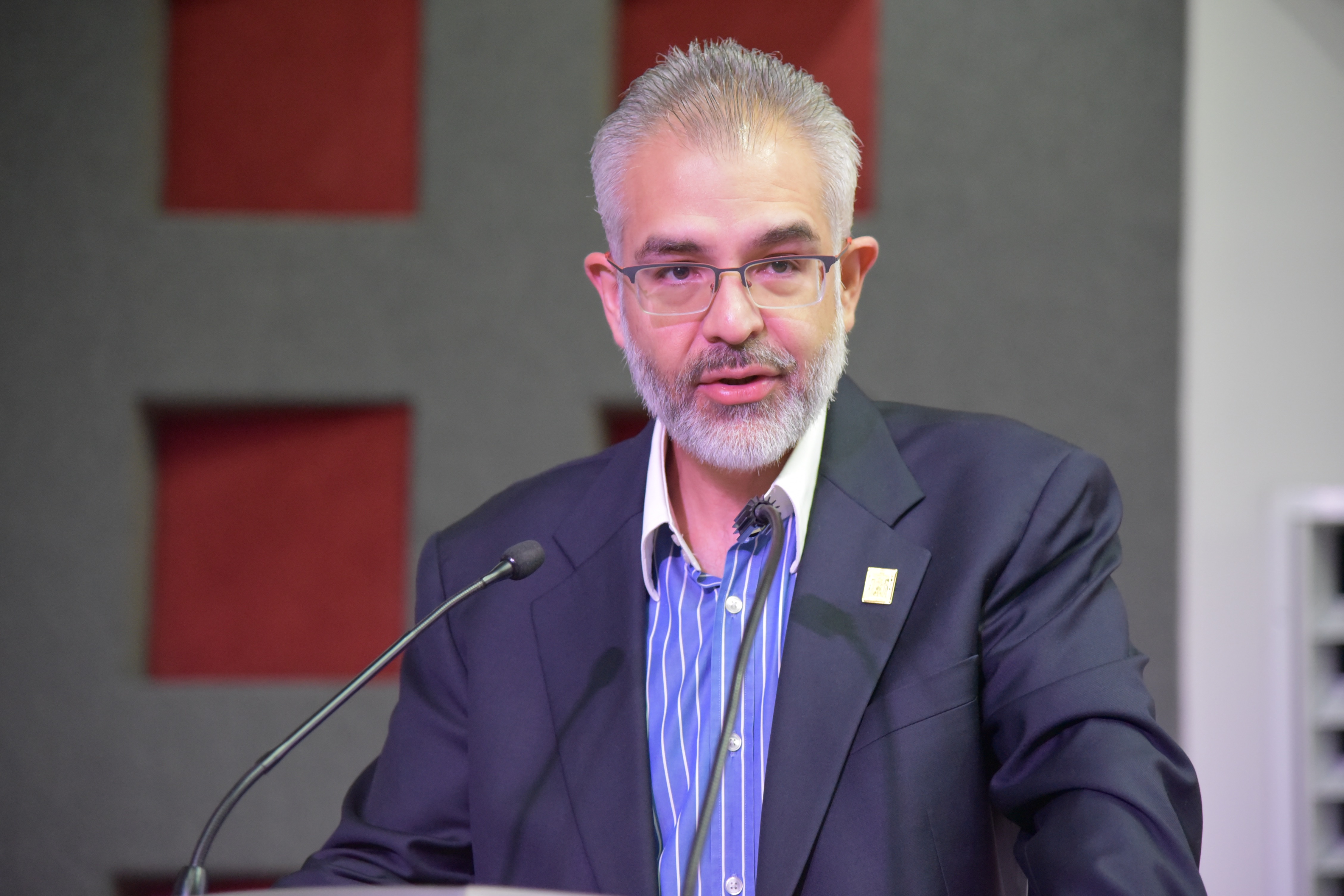 Dr. Guillermo Gómez Mata, ofreciendo discurso durante el acto inaugural