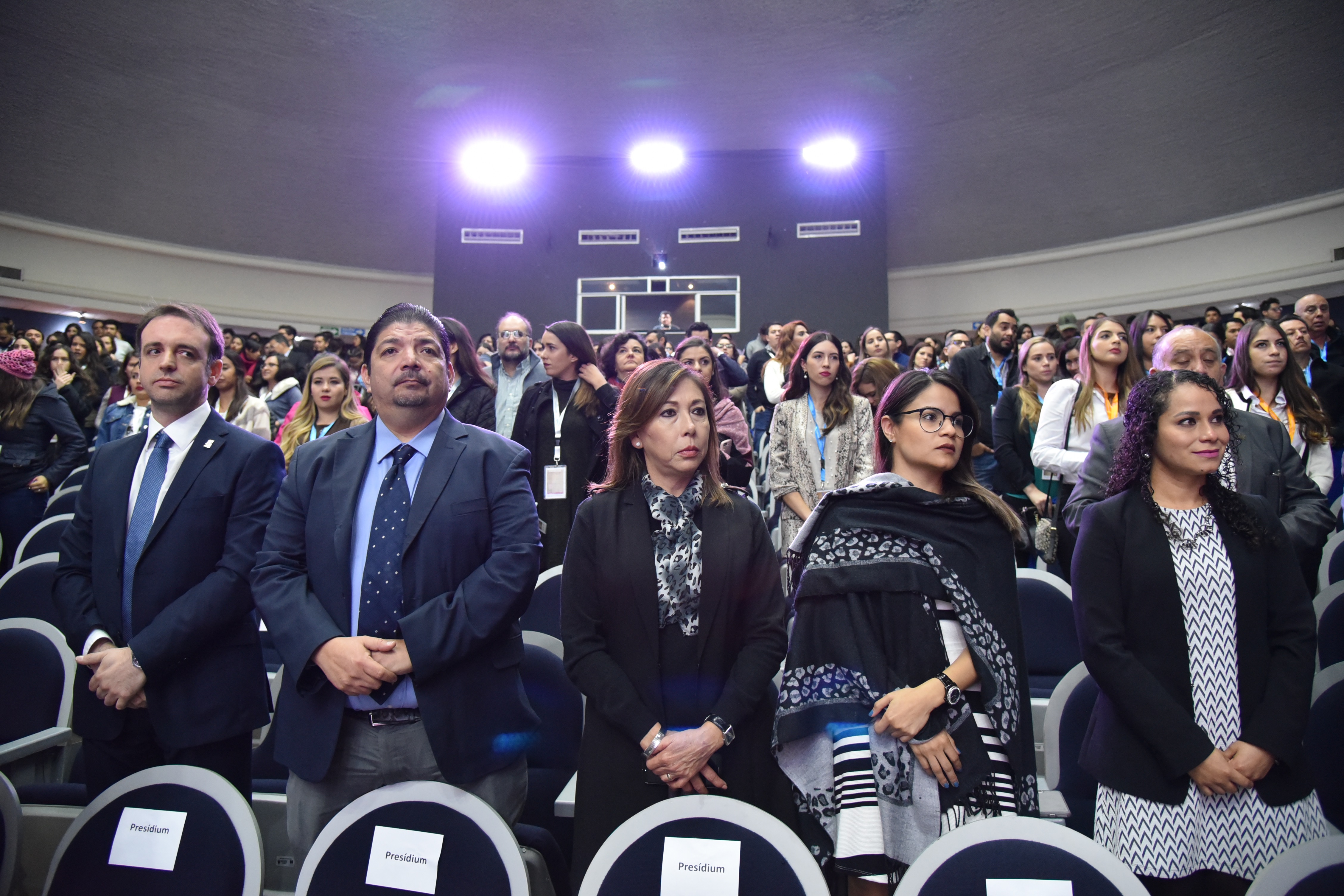 Asistentes al evento de pie en el momento de la declaratoria inaugural