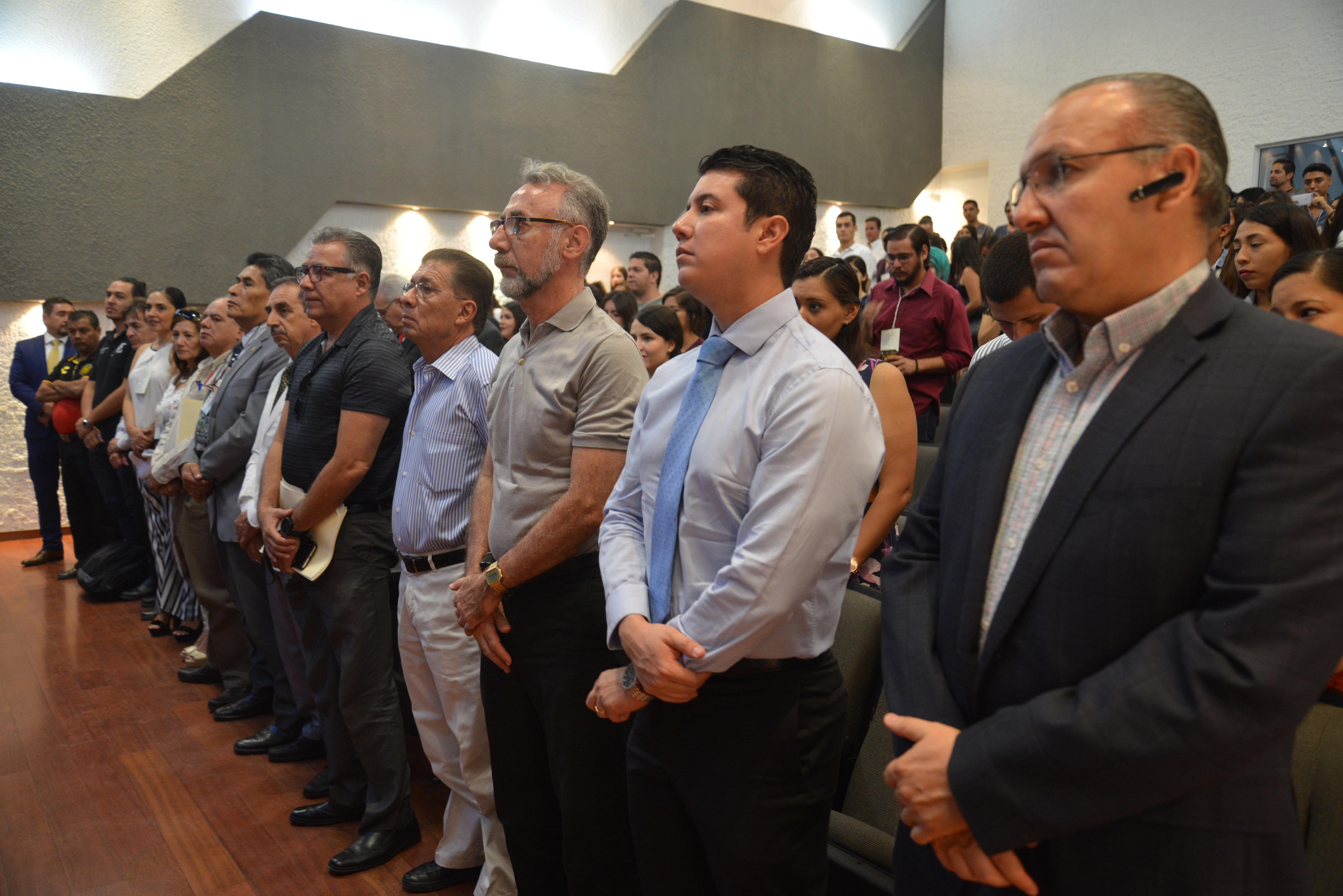 Directivos de pie durante acto inaugural de la Jornada