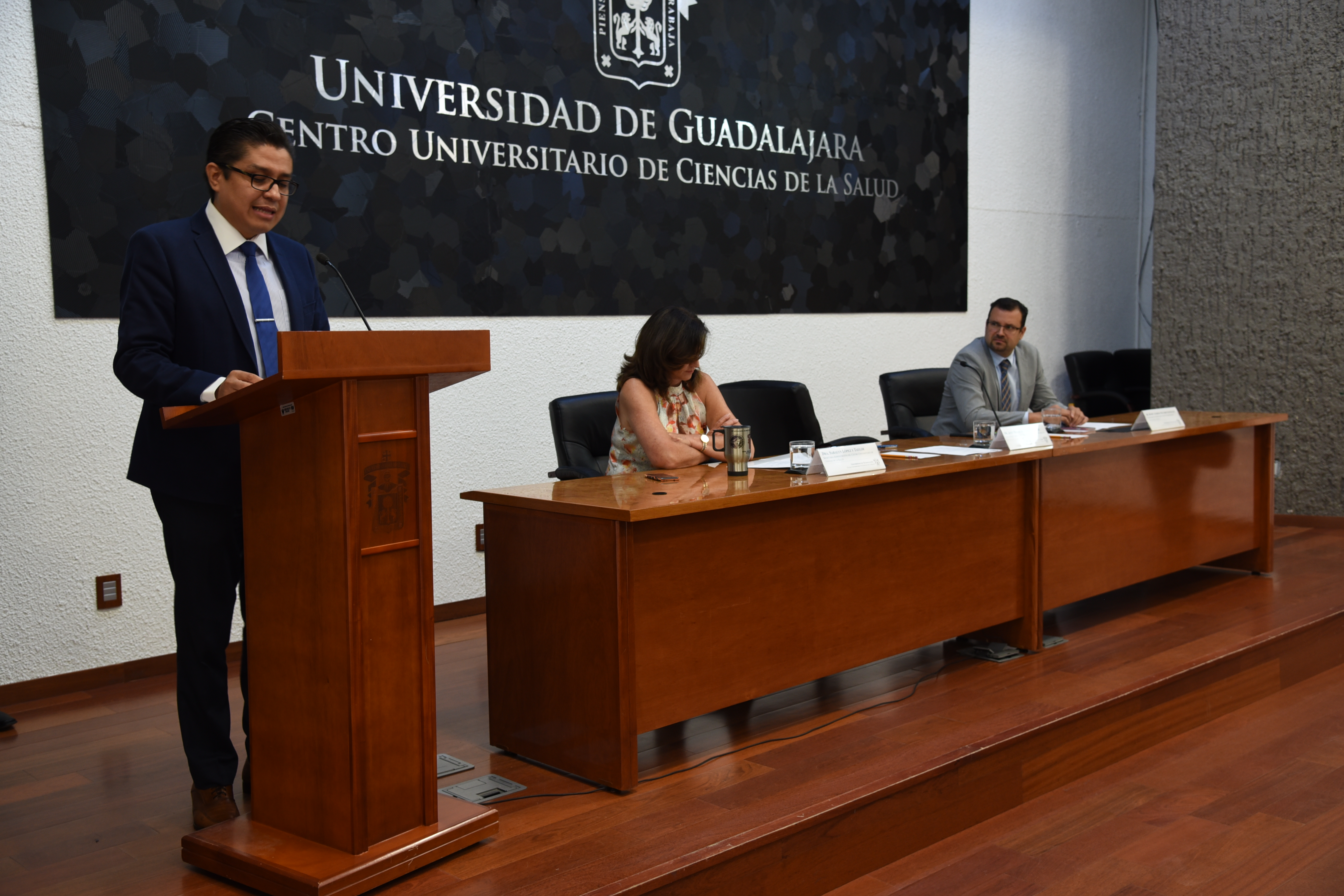 Dr. José Francisco Muñoz Valle dando discurso desde el pódium, al fondo los secretarios del CUCS en mesa del presídium
