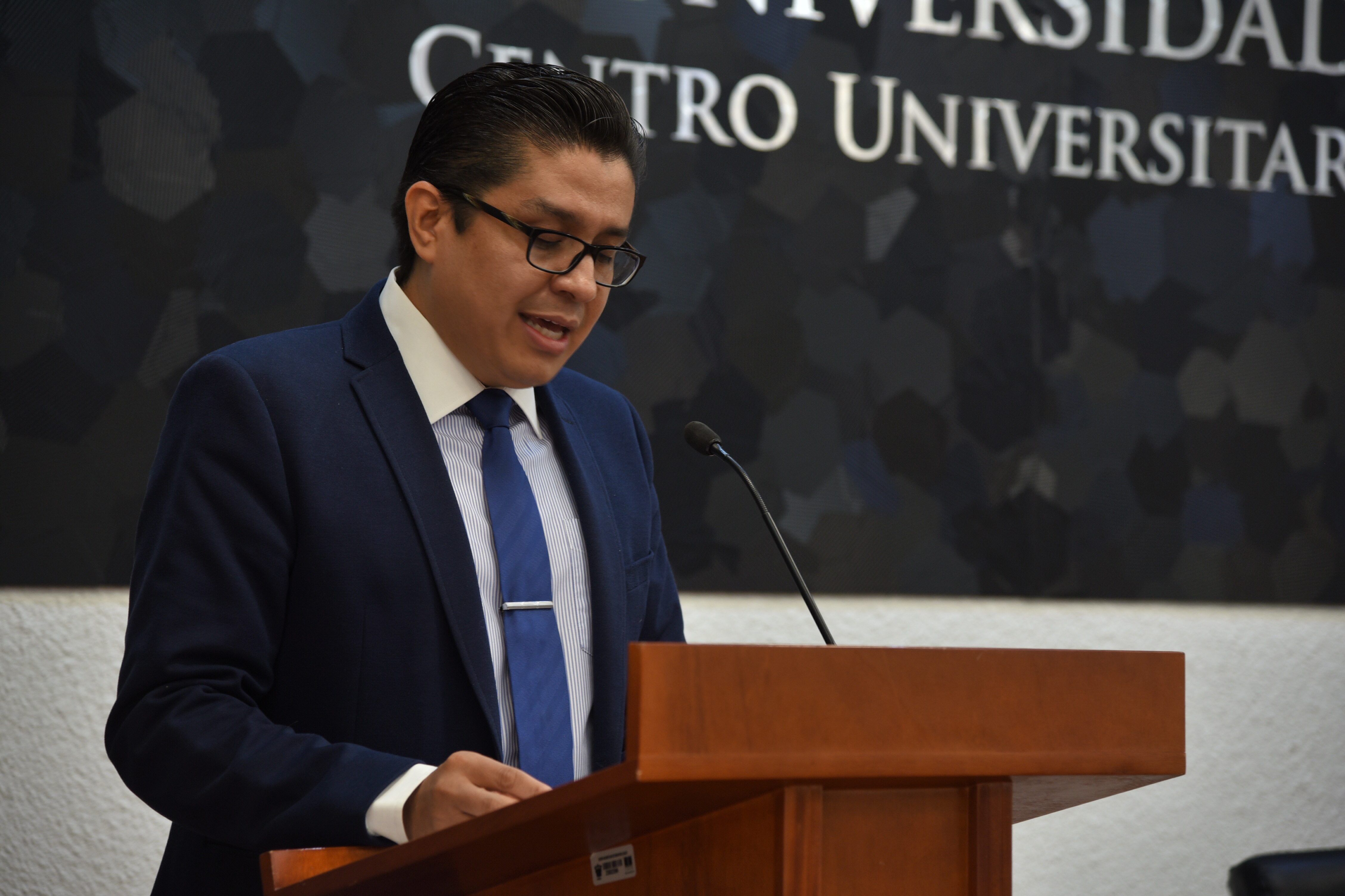 Dr. José Francisco Muñoz Valle, dando discurso desde el pódium