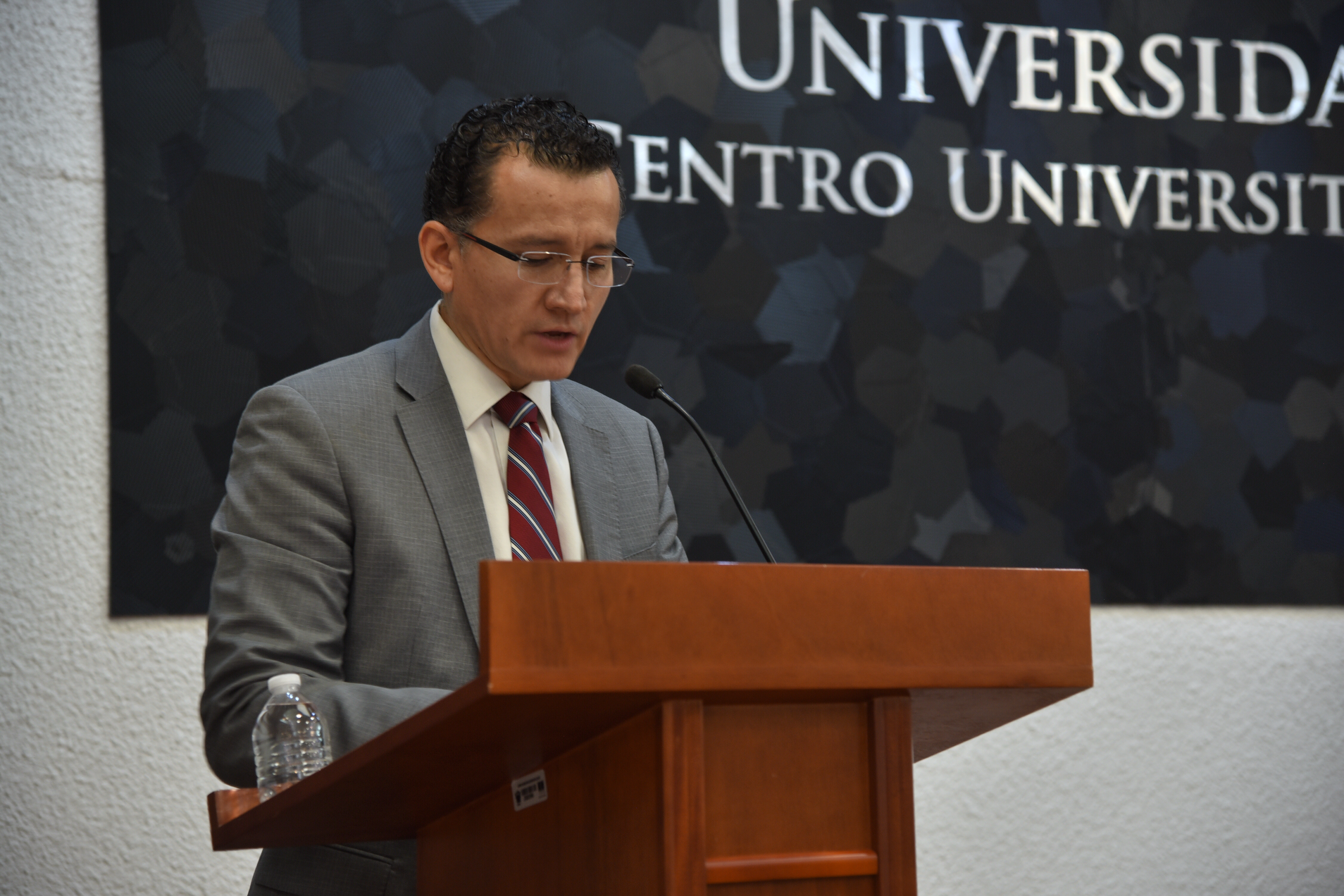 Dr. Eduardo Gómez Sánchez al micrófono