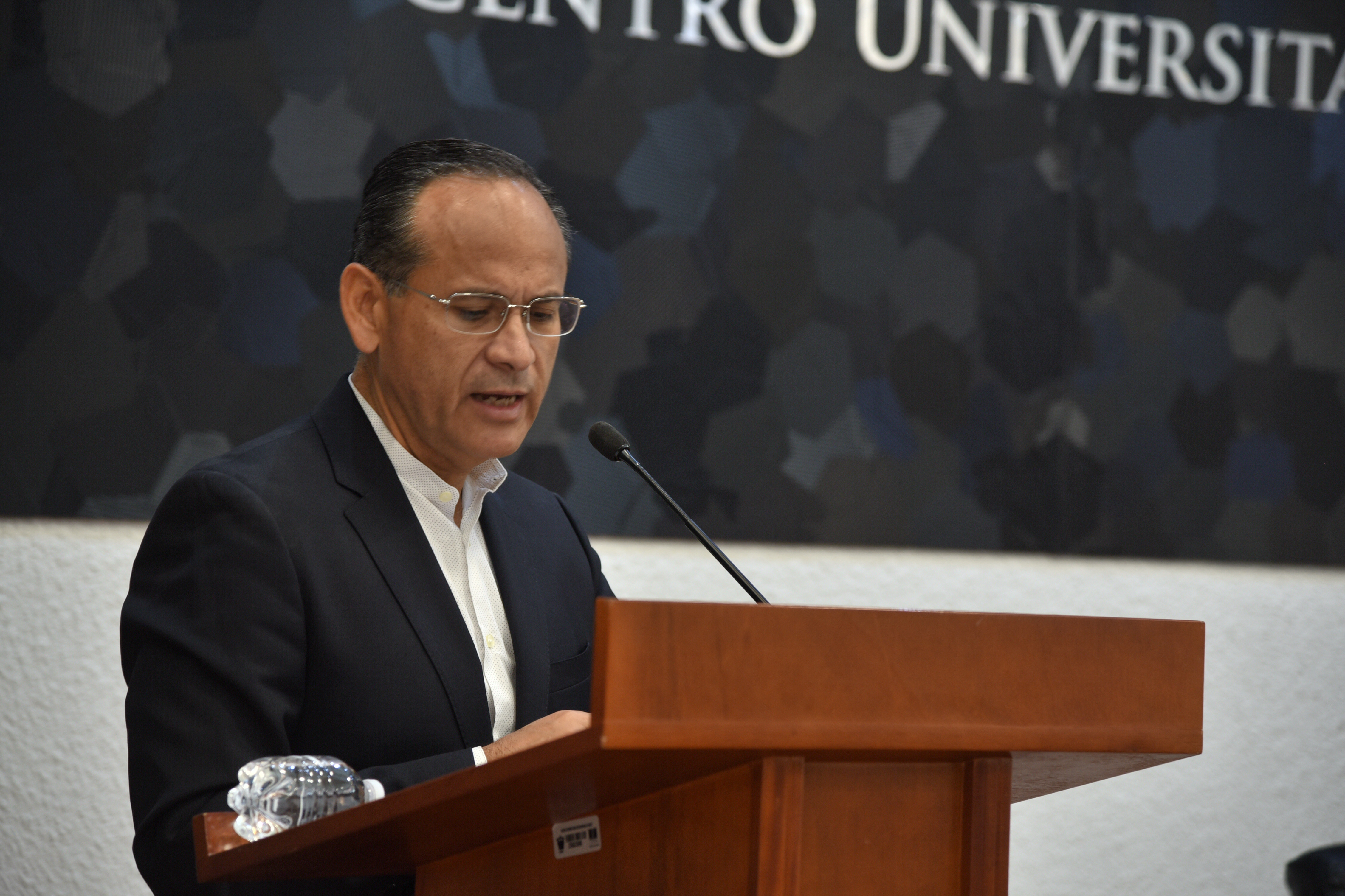 Dr. Héctor Raúl Pérez Gómez al micrófono
