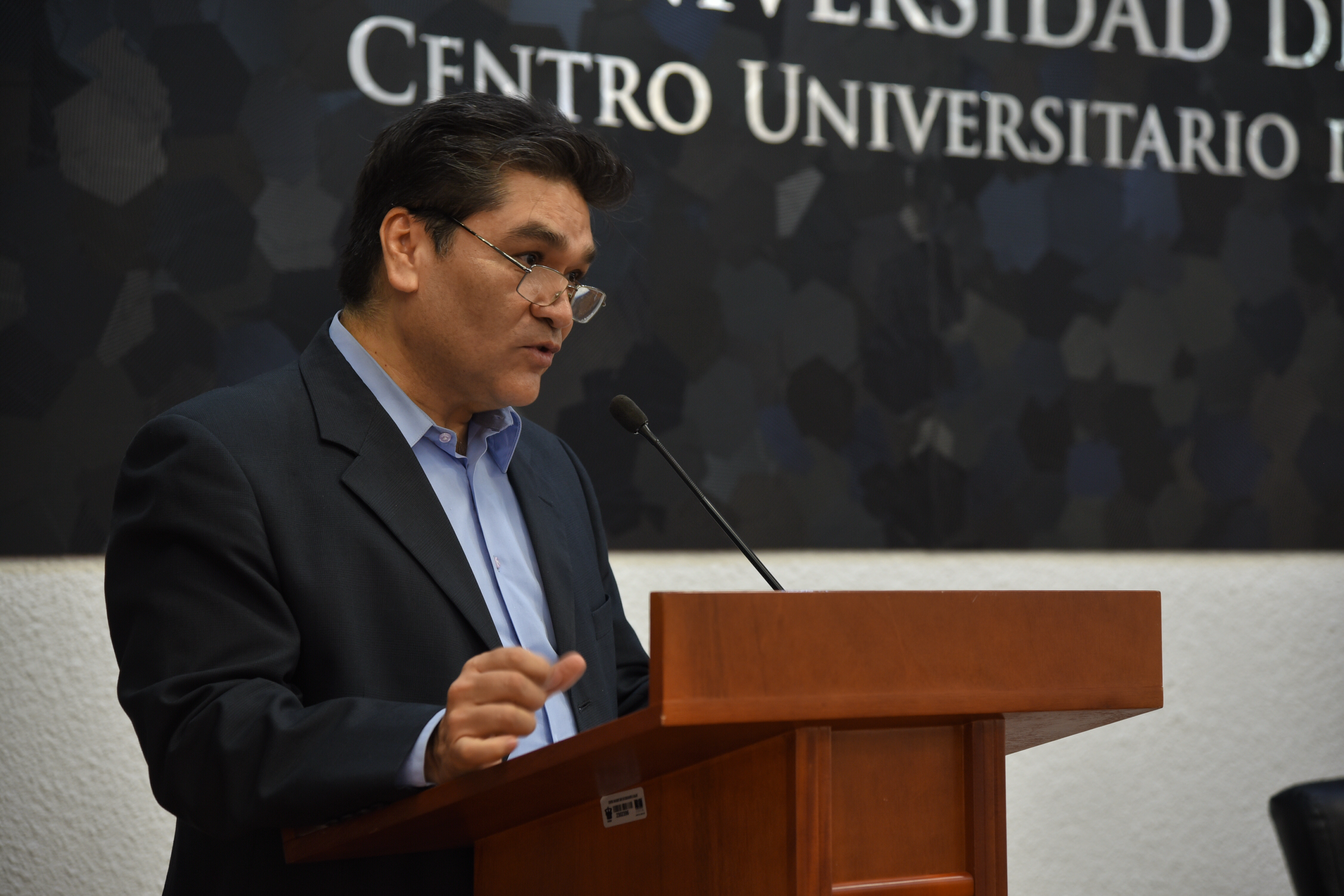 Dr. Baudelo García Lara al micrófono