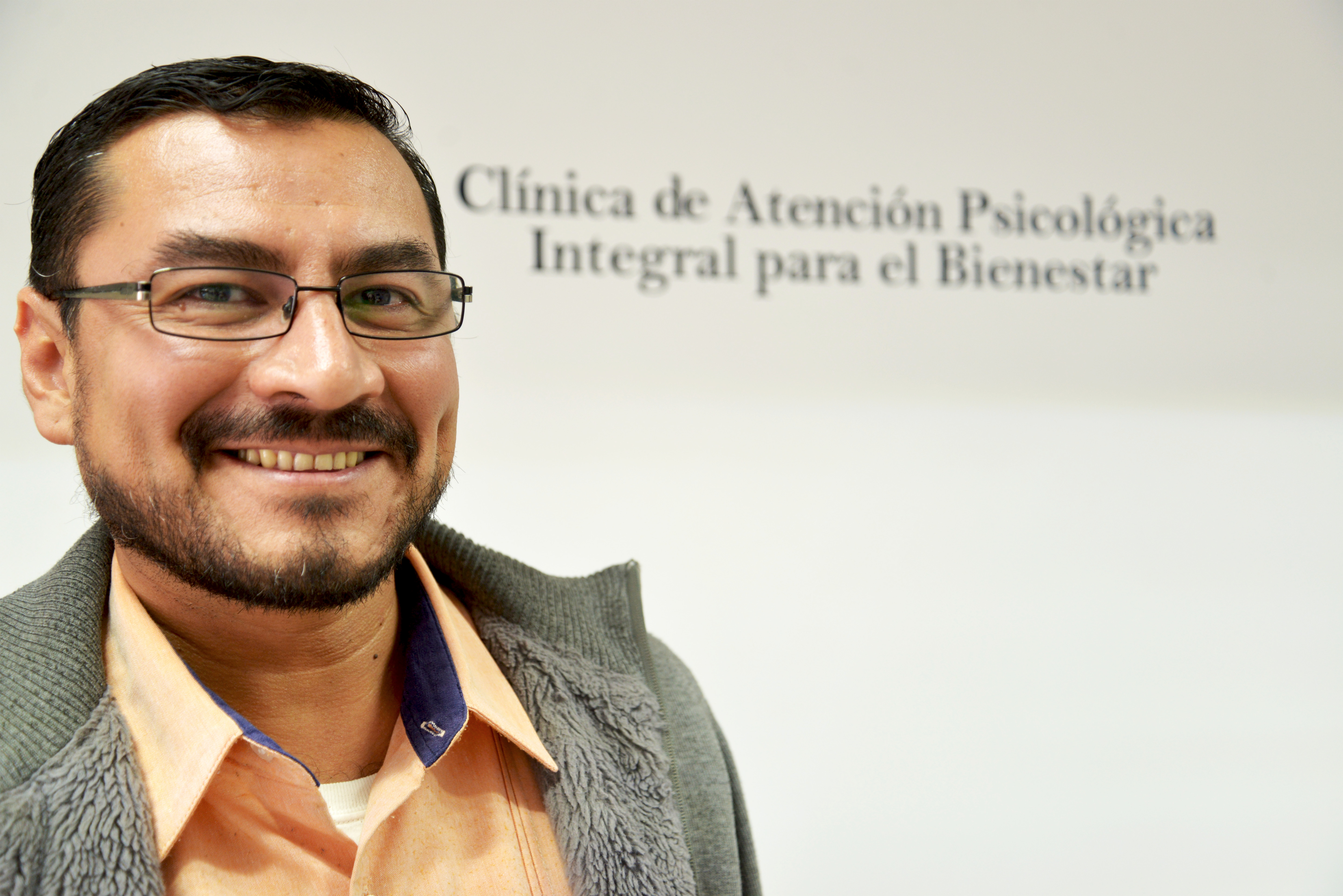 Dr. Rubén Bravo posando para la foto sonriendo