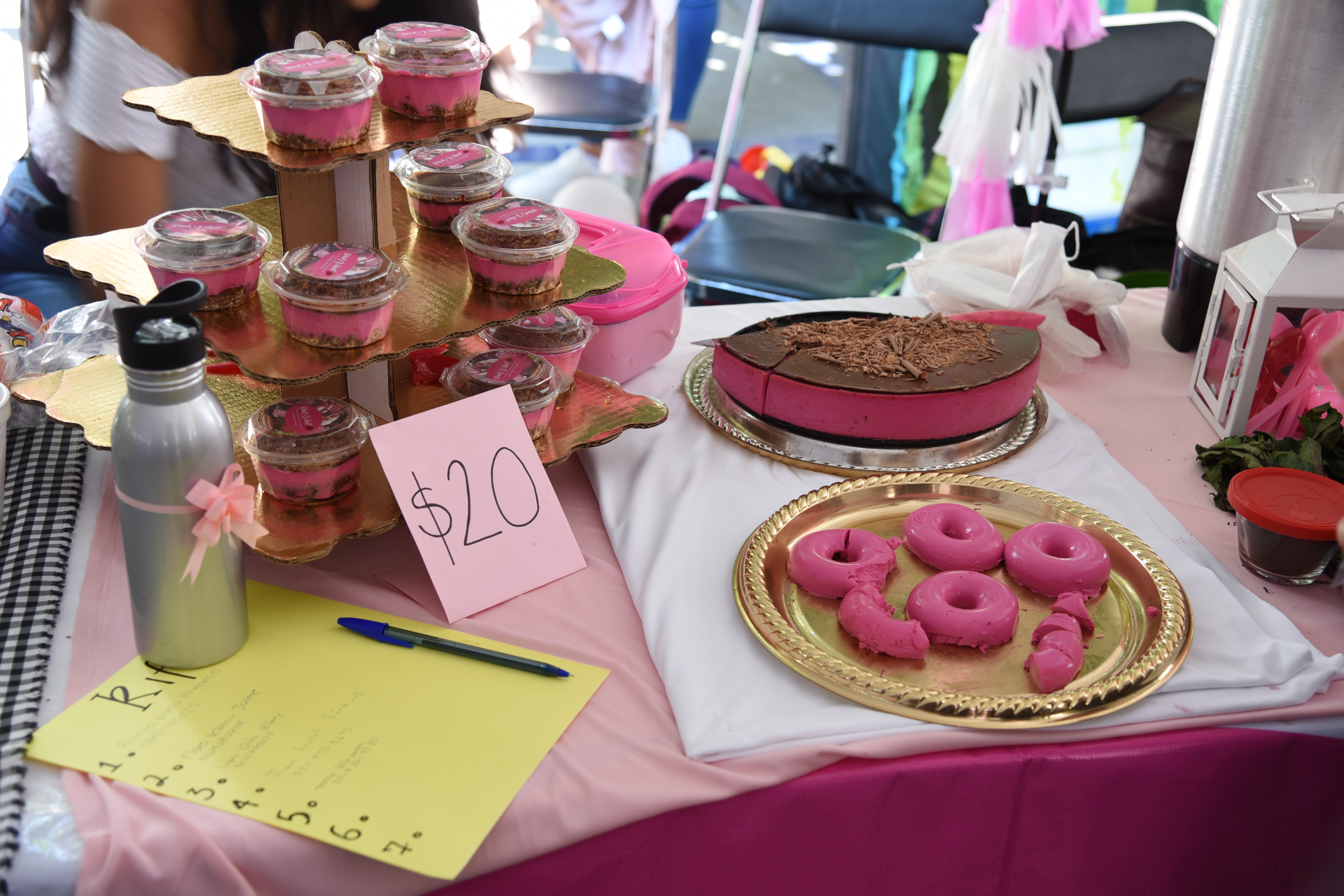 Donas y pastel con betún color rosa