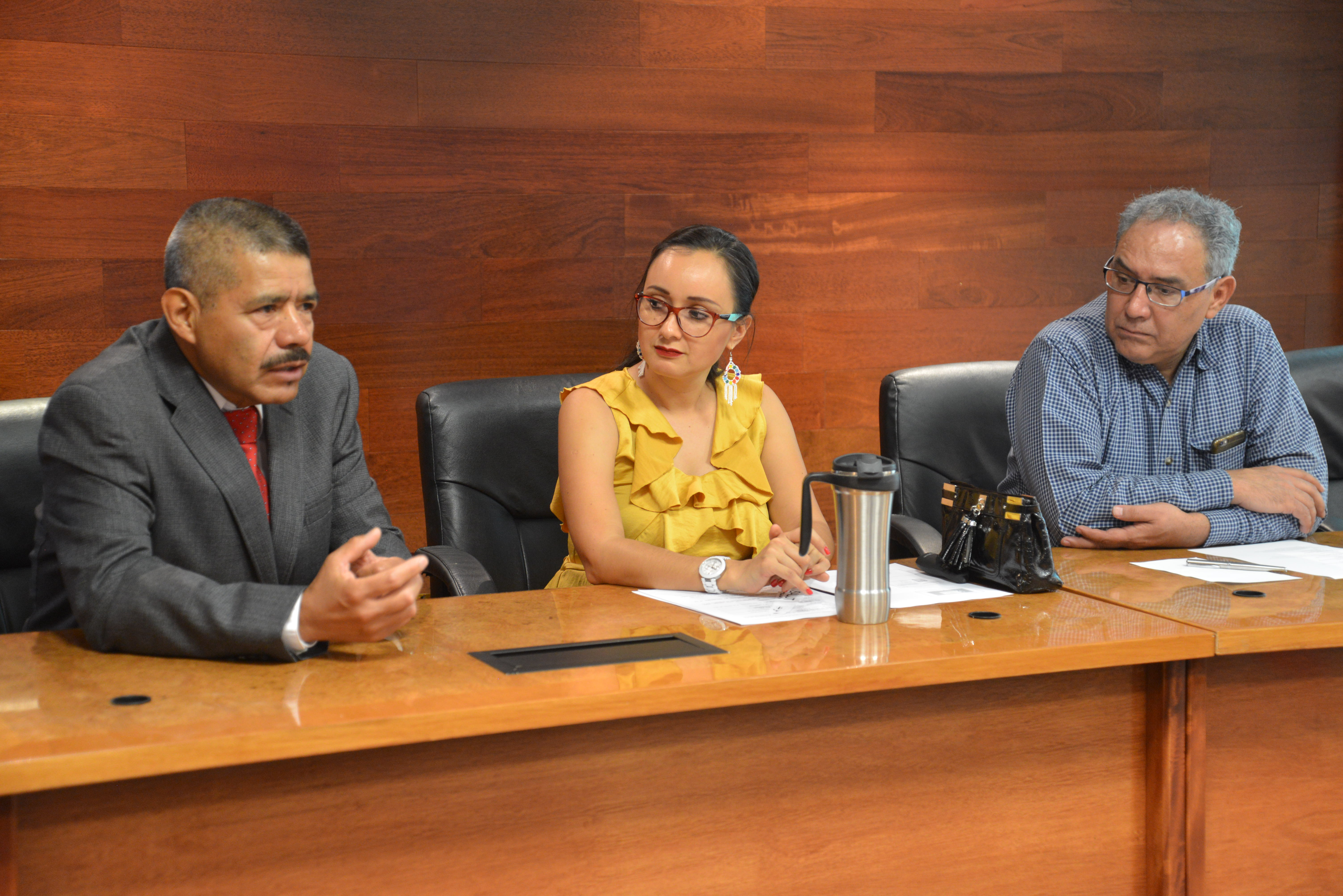 Miembros del presídium. En el uso de la voz el Dr. José Refugio Reyes