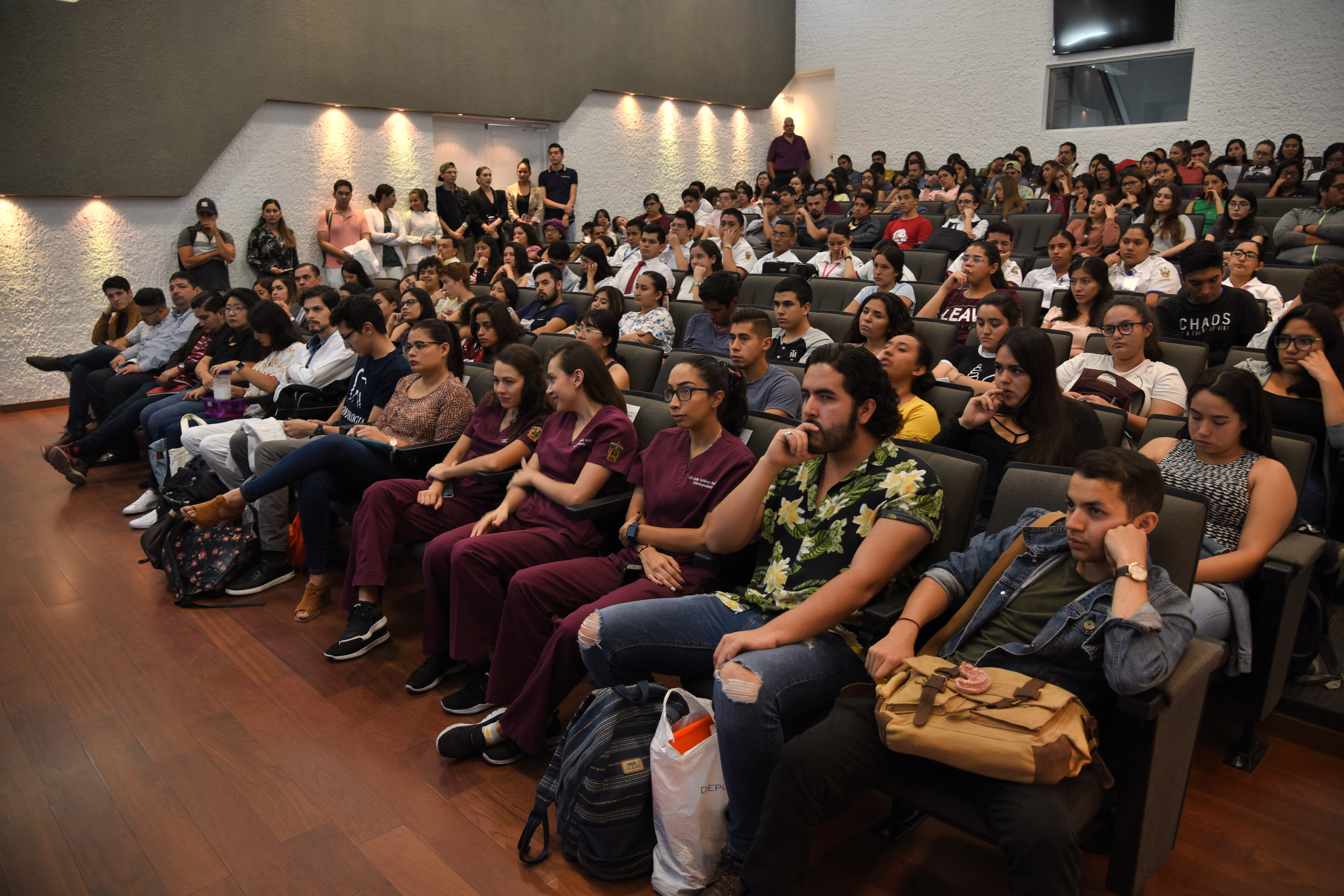 Auditorio lleno durante la conferencia