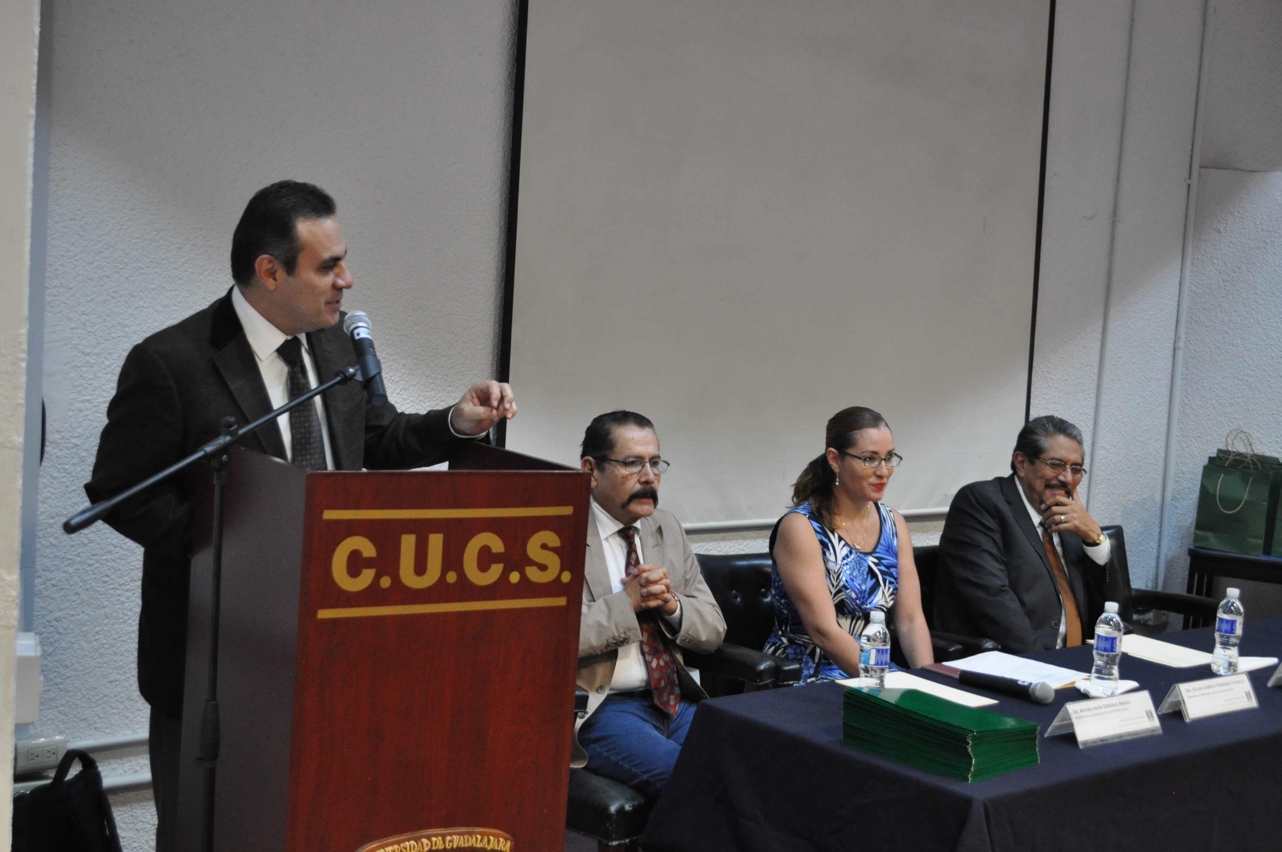 Jefe de Salud Pública ofreciendo discurso