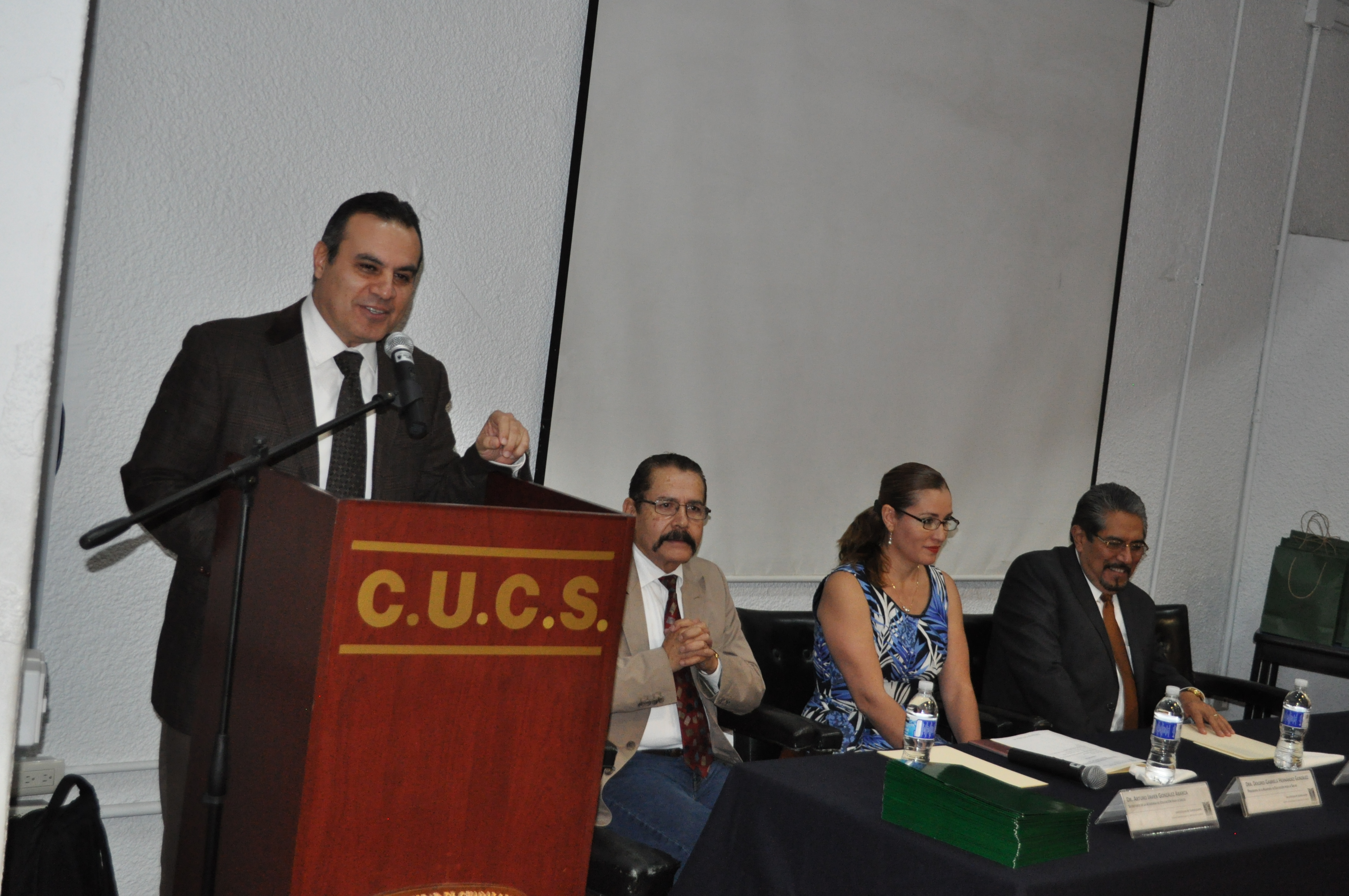 Profesor reconocido ofreciendo discurso