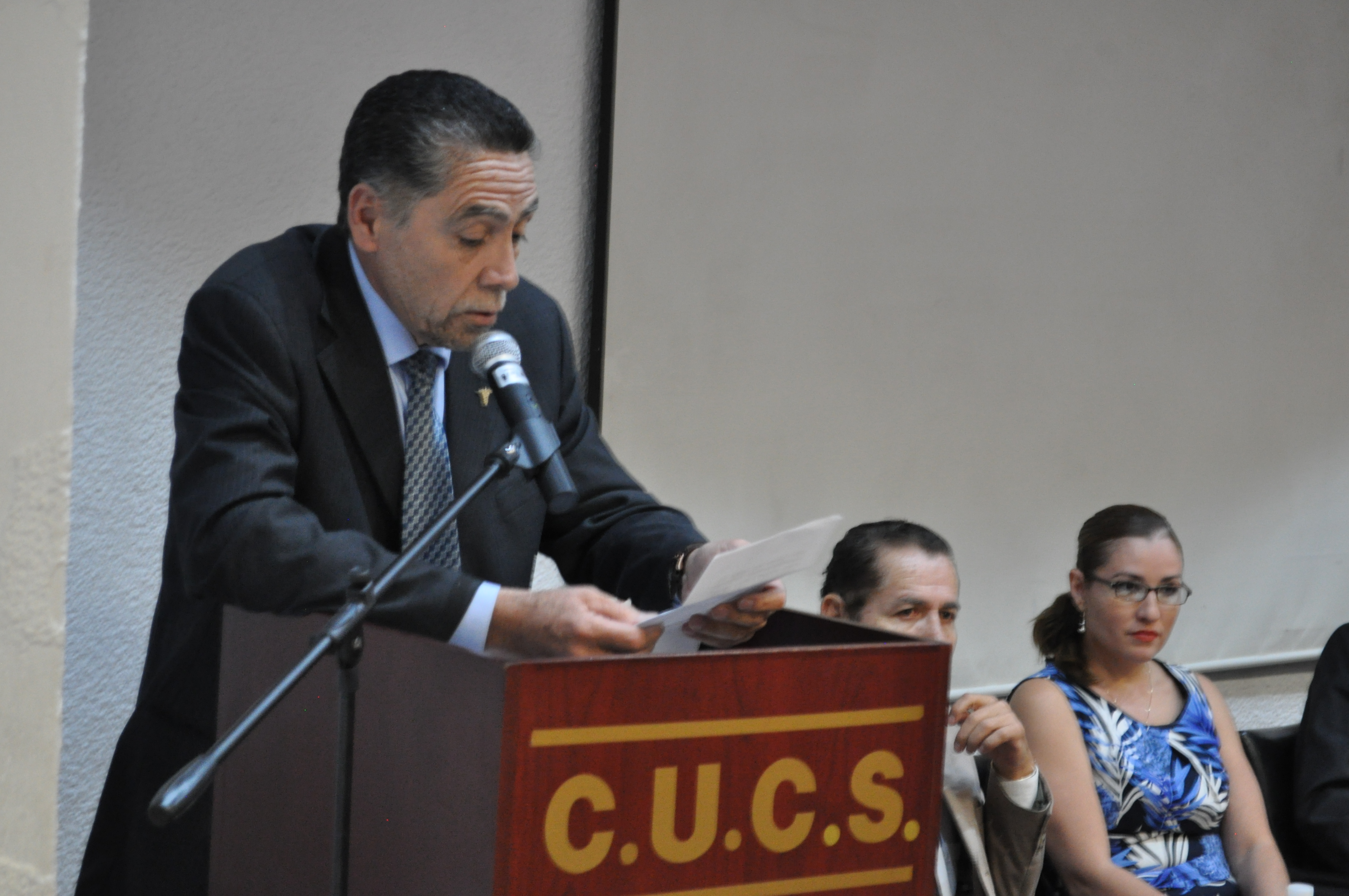 Profesor reconocido ofreciendo discurso