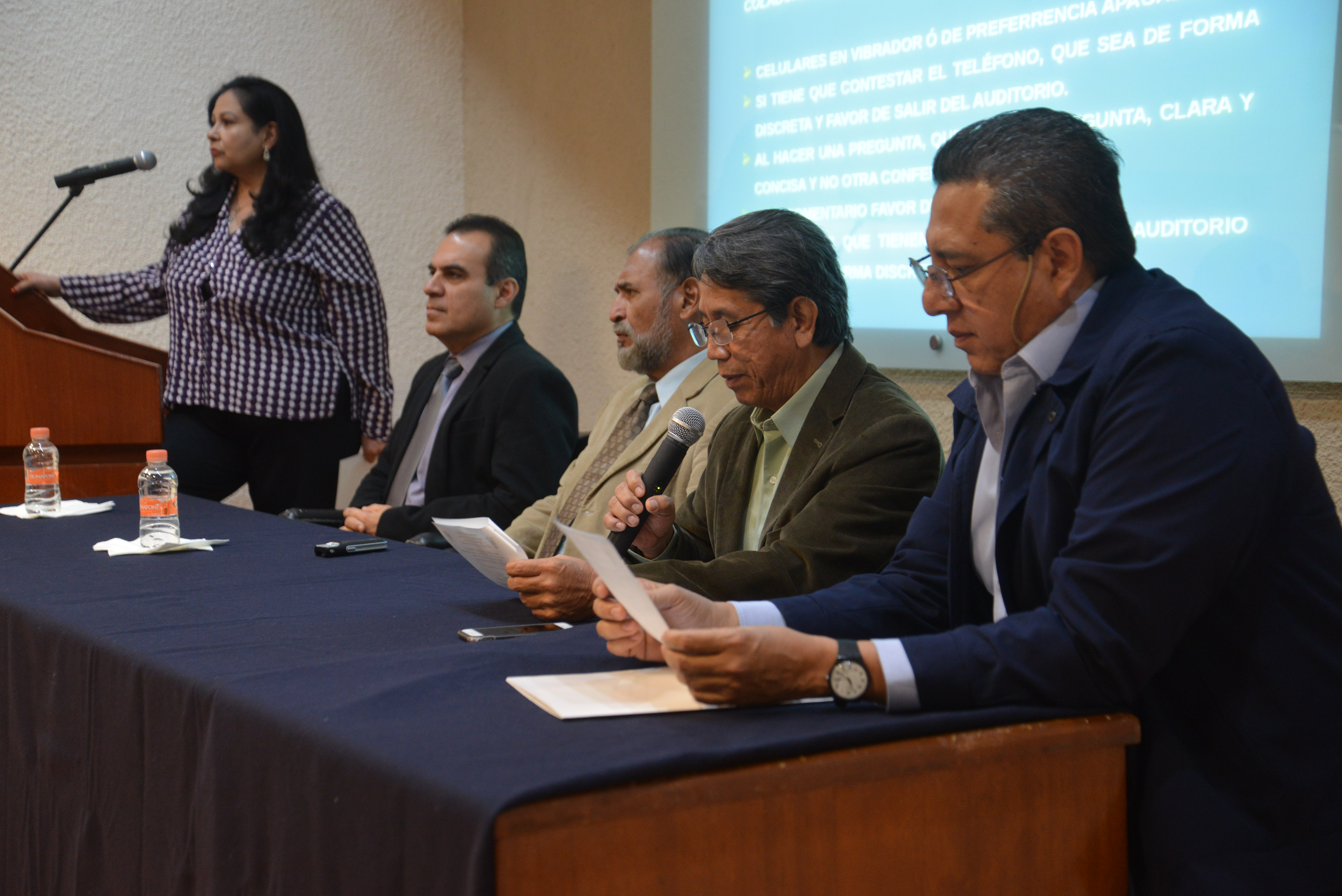 Dr. Noé Alfaro dando lectura al currículum del ponente