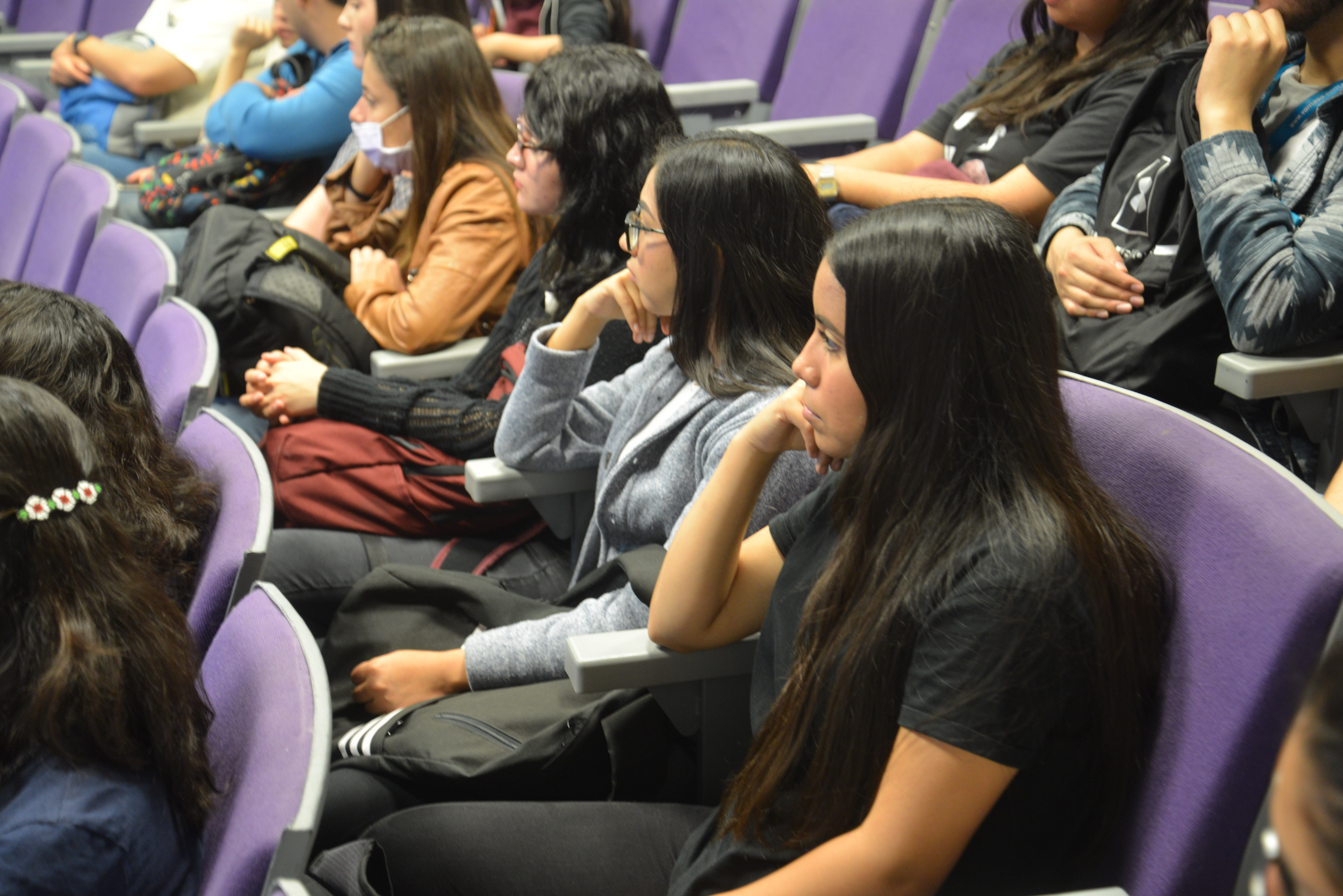 Estudiantes asistentes a la conferencia