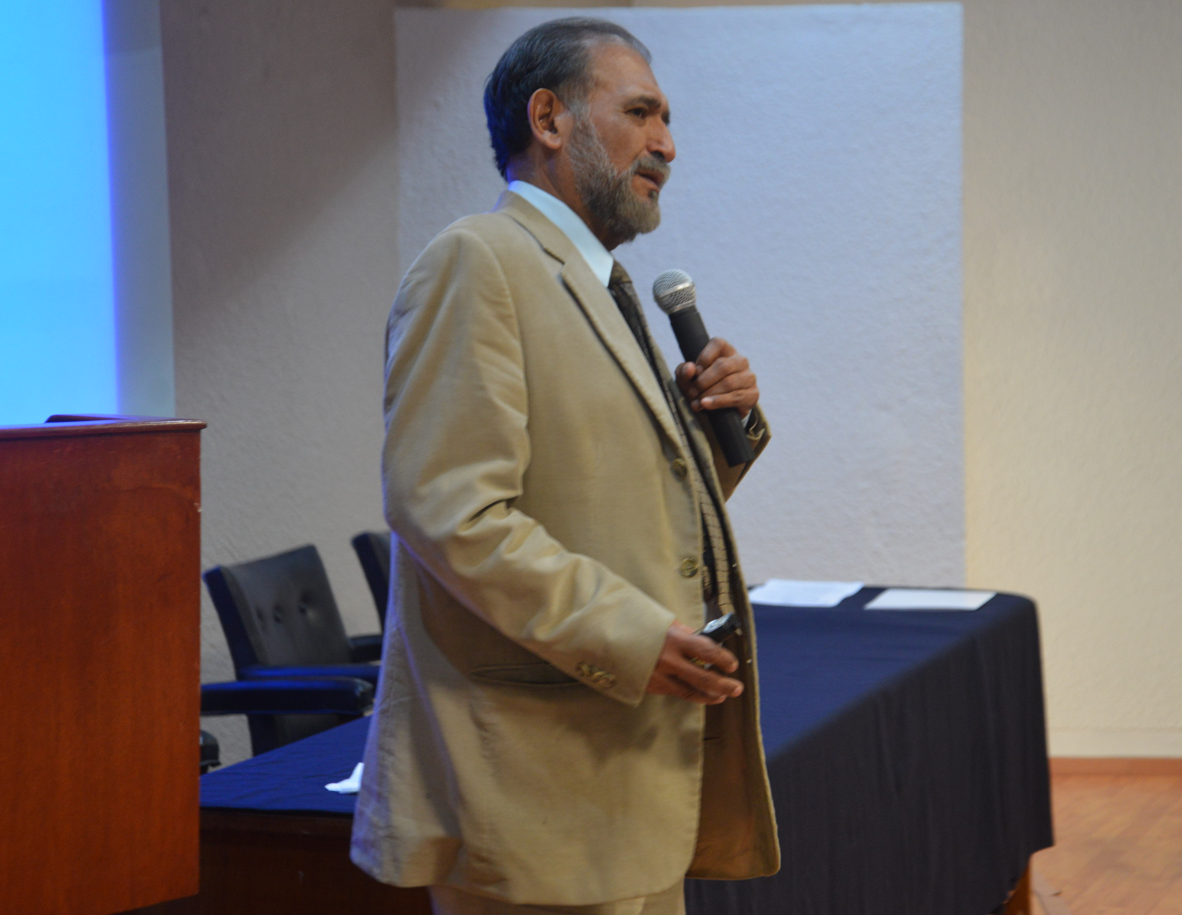 Dr. René Crocker dictando conferencia