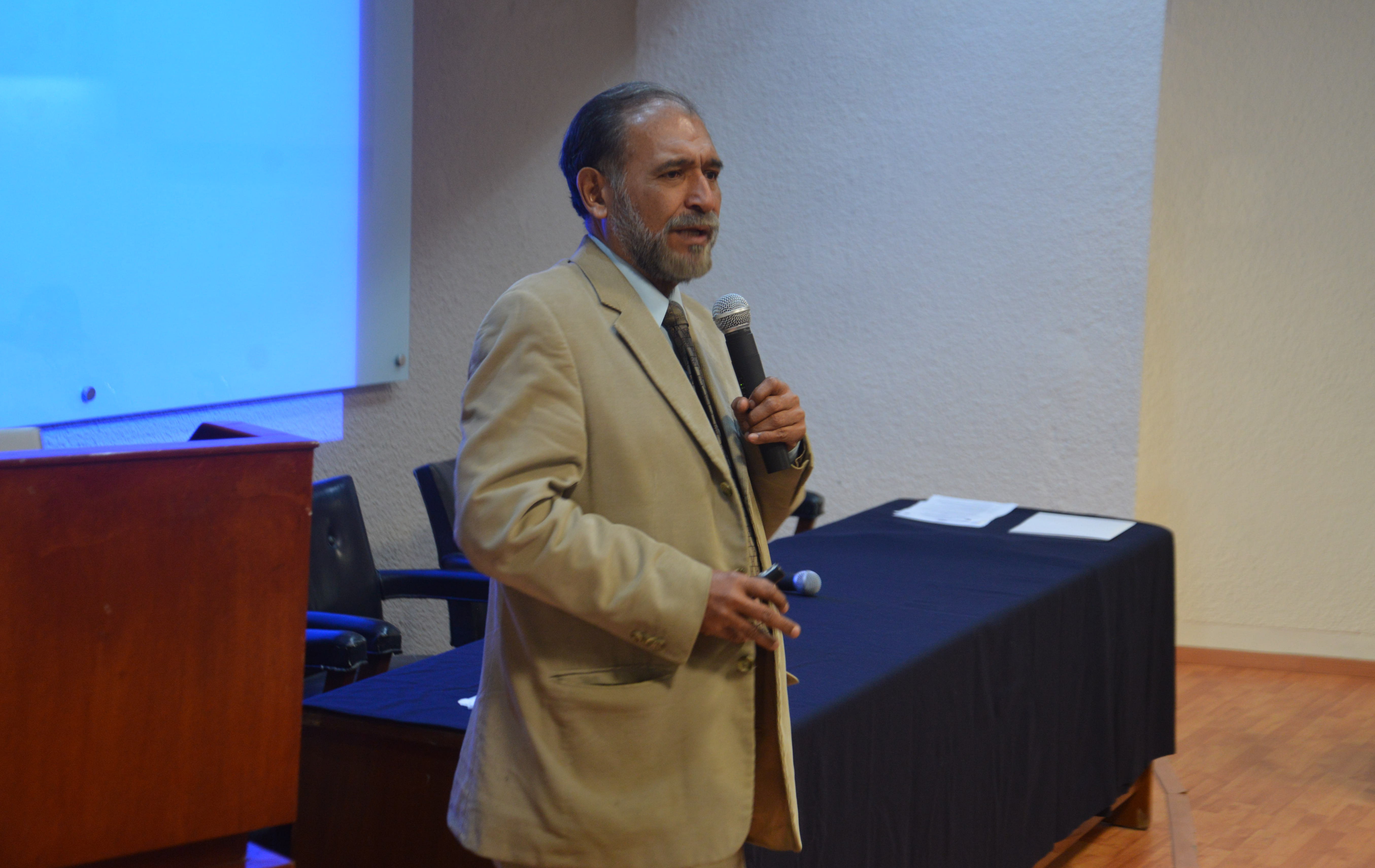 Dr. René Corcker dictando conferencia