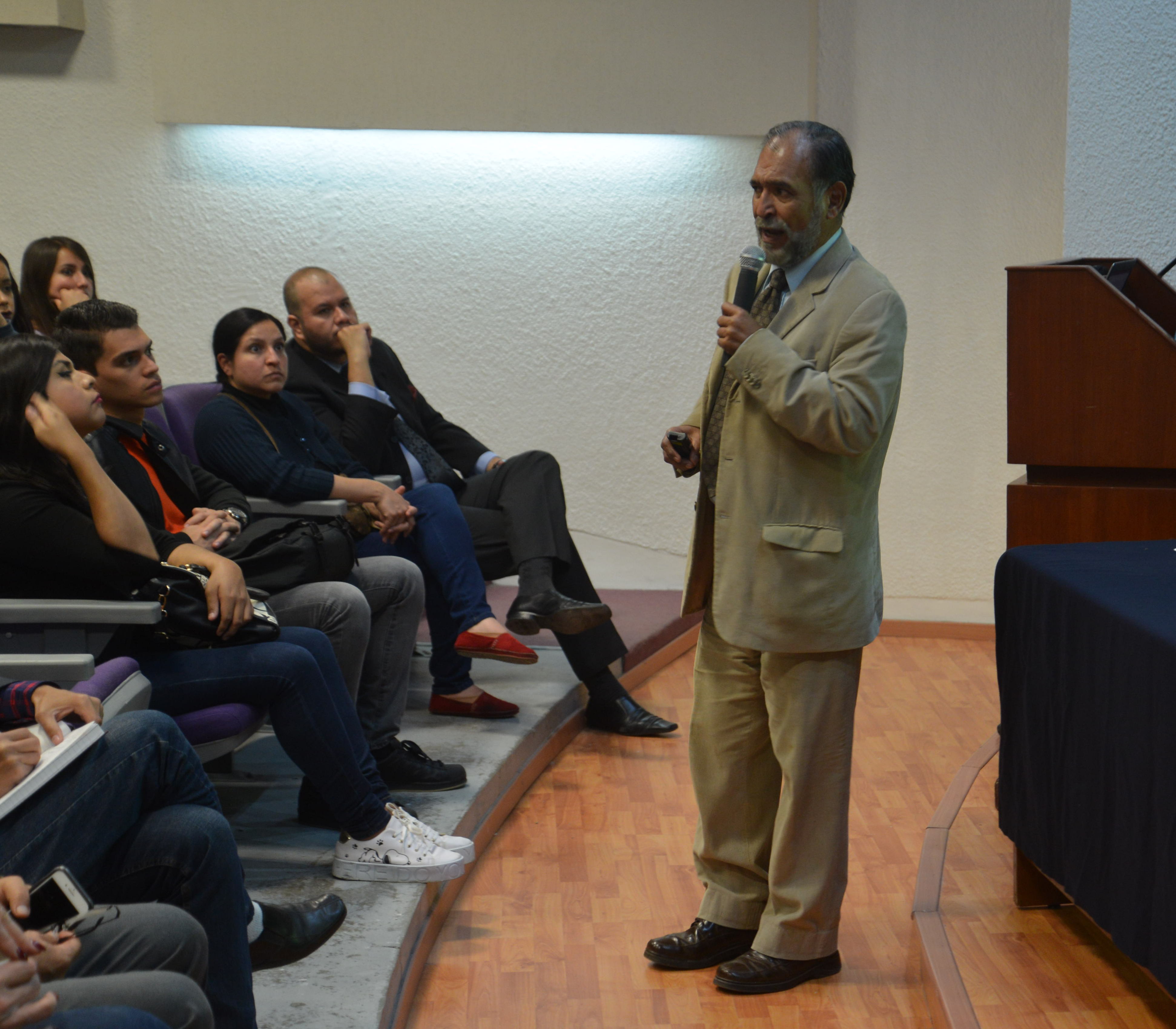 Dr. René Crocker dictando conferencia
