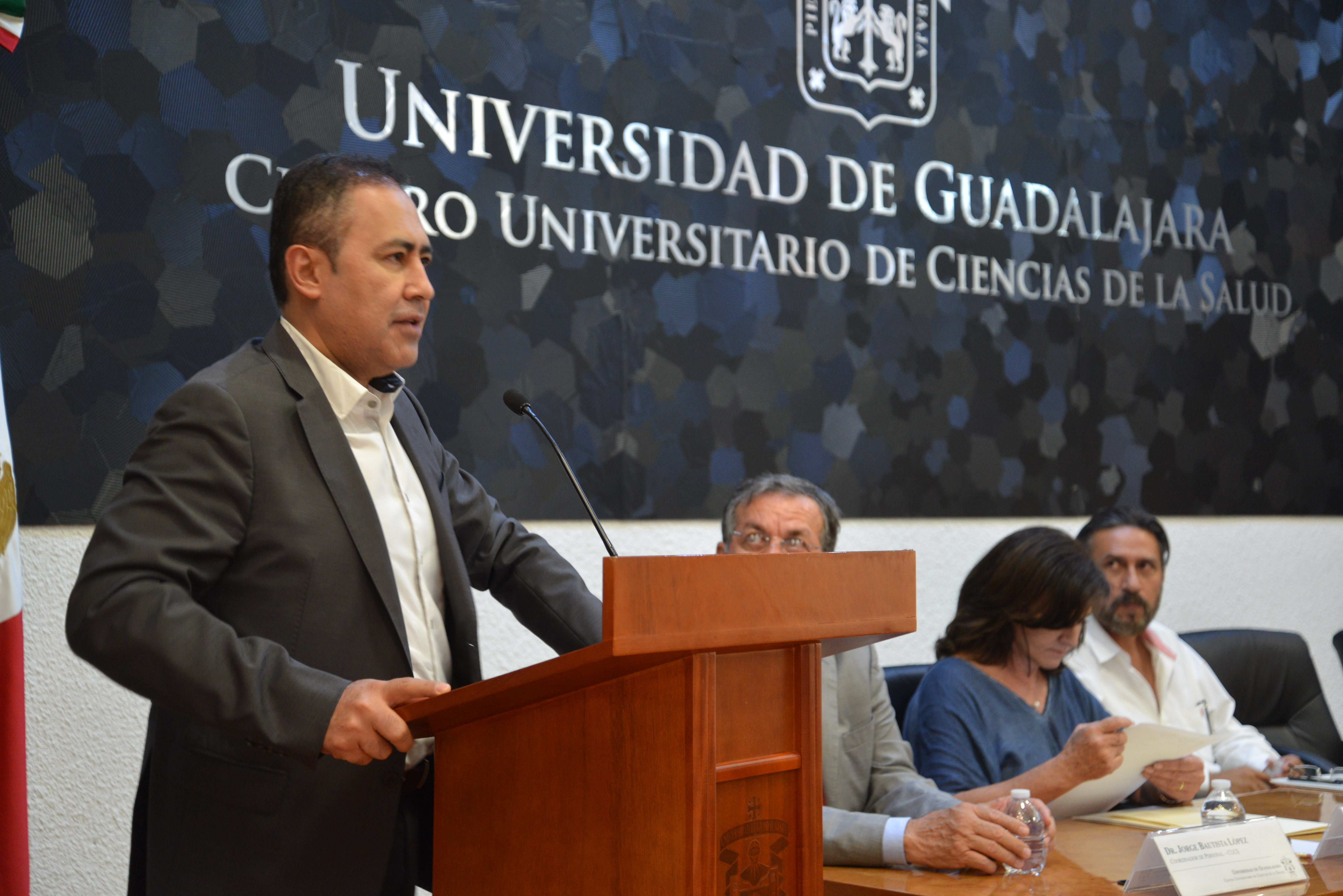 Rector del CUCS en el podio