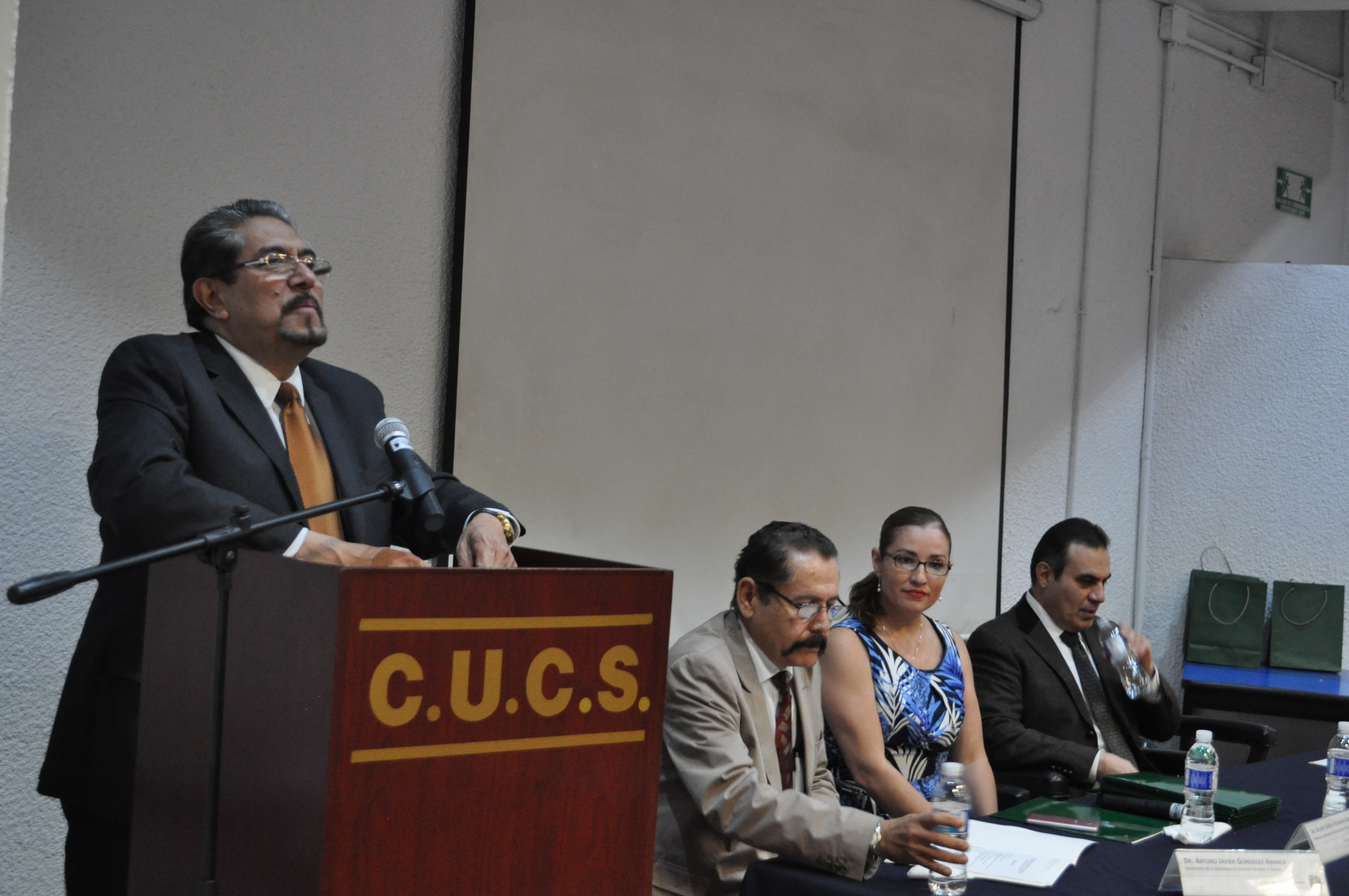 Coordinador de la carrera de Medicina ofreciendo discurso