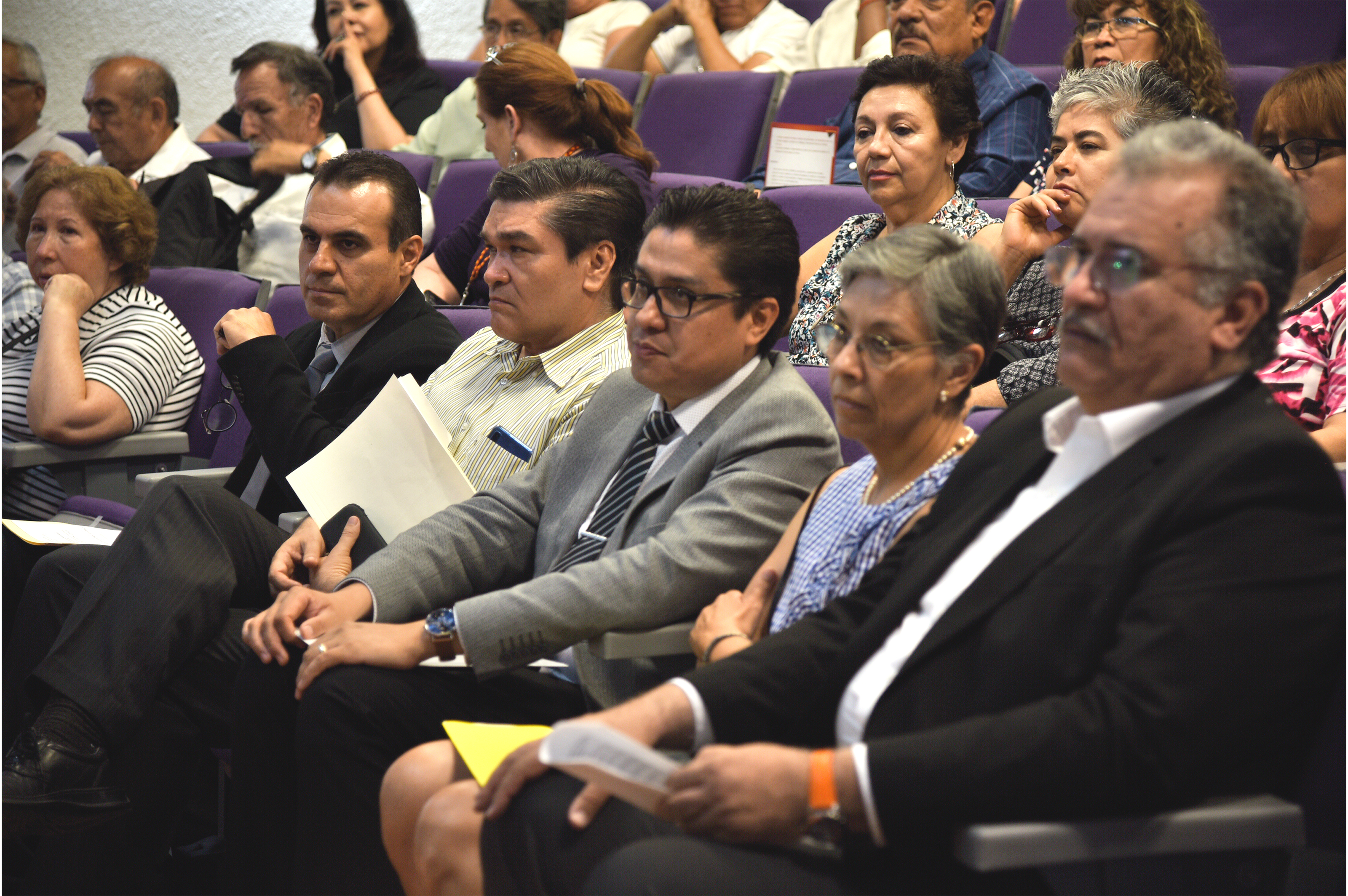Rector del CUCS como asistente al homenaje póstumo del Dr. Mercado