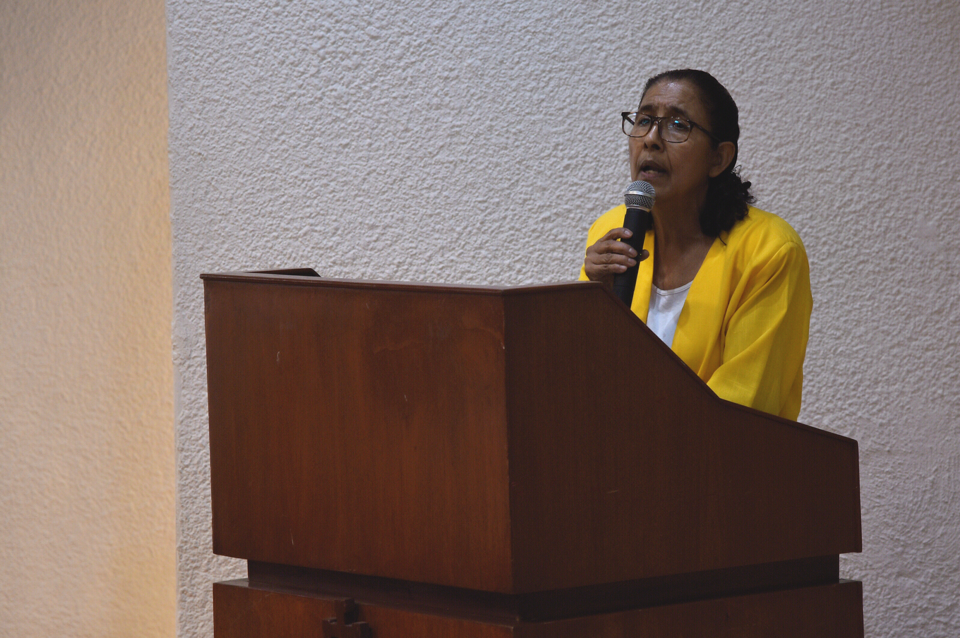 Dra. Amparo Tapia ofreciendo semblanza del Dr. Mercado