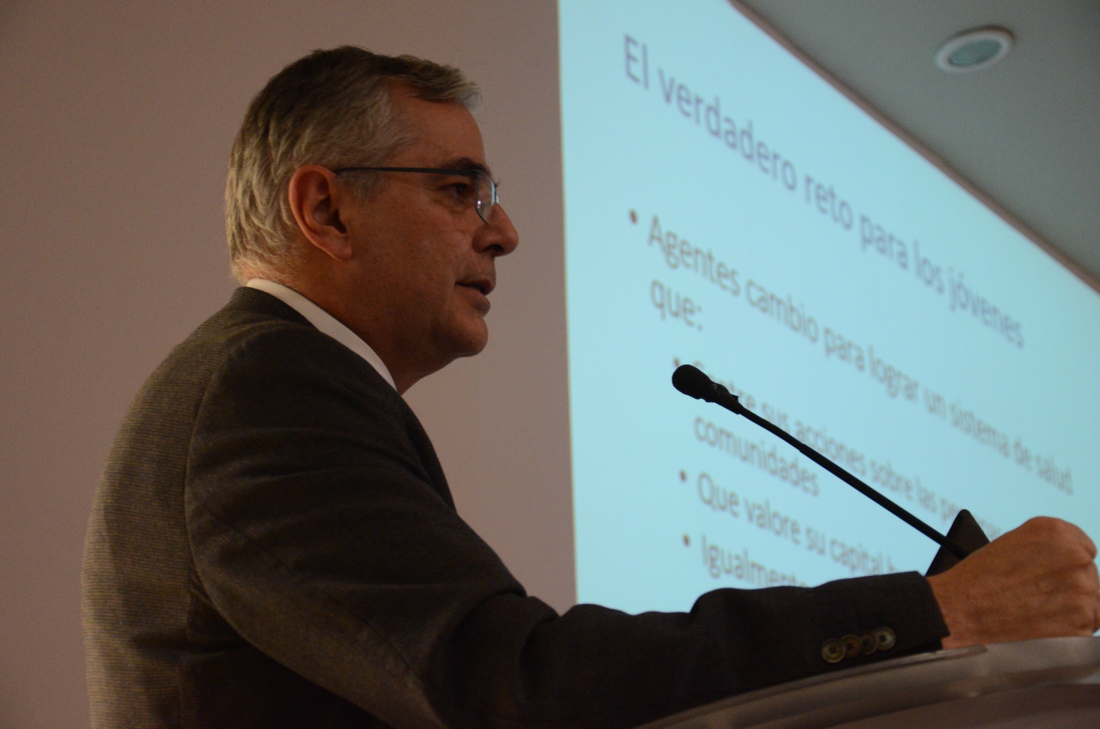 Dr. Mauricio Hernández Ávila dictando conferencia