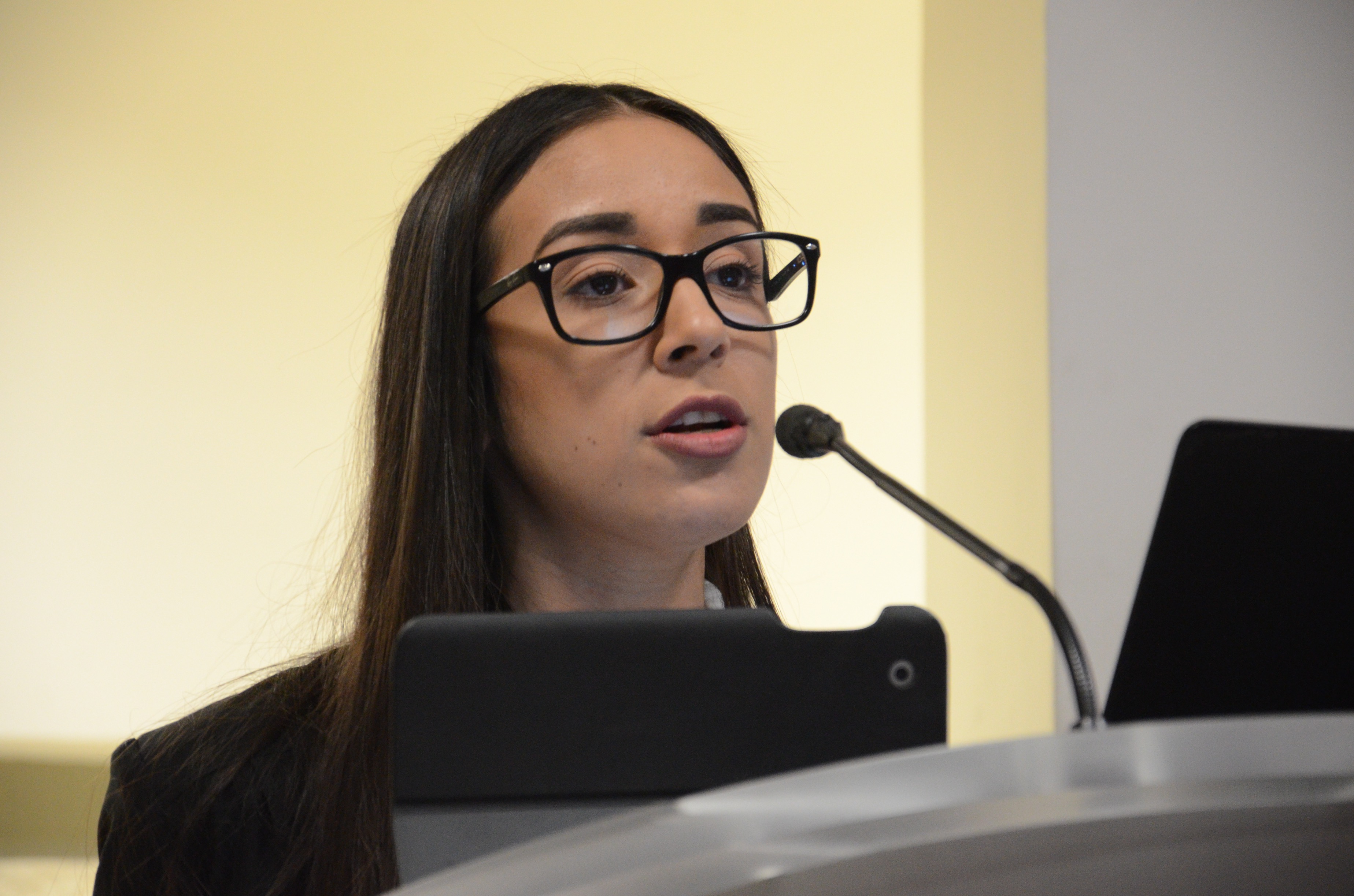 Karla Reyes dando mensaje de bienvenida